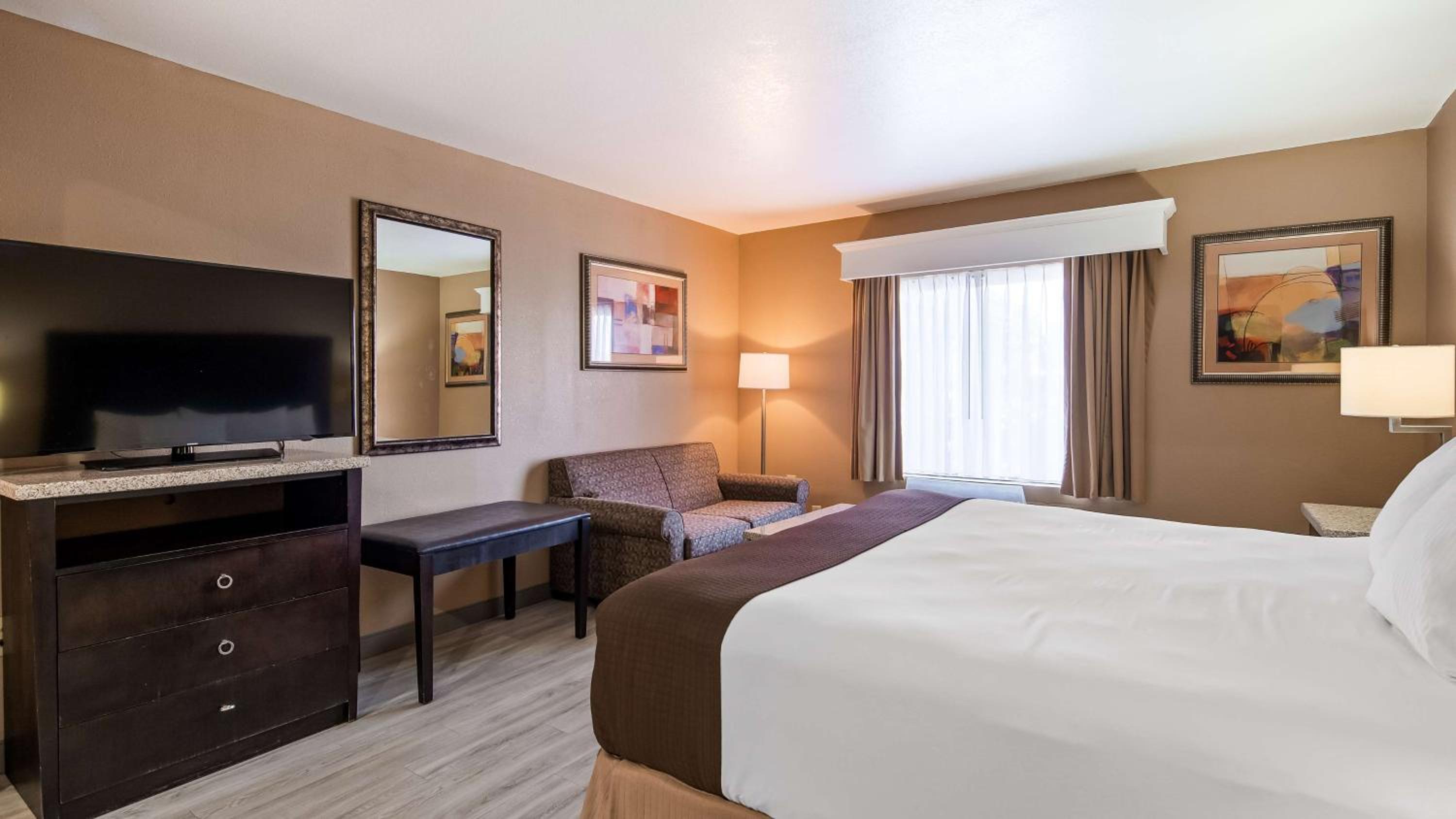 King Suite - Non-Smoking - Photo 2