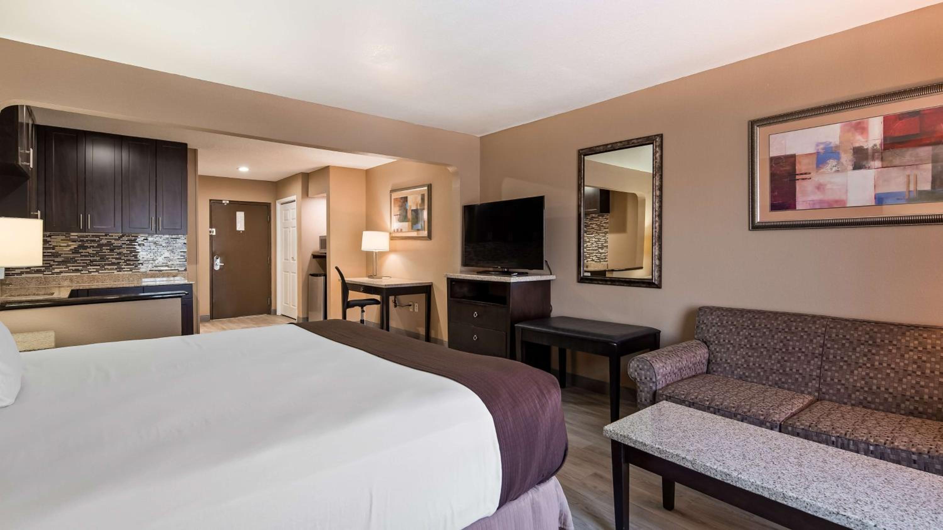 King Suite - Non-Smoking - Photo 4