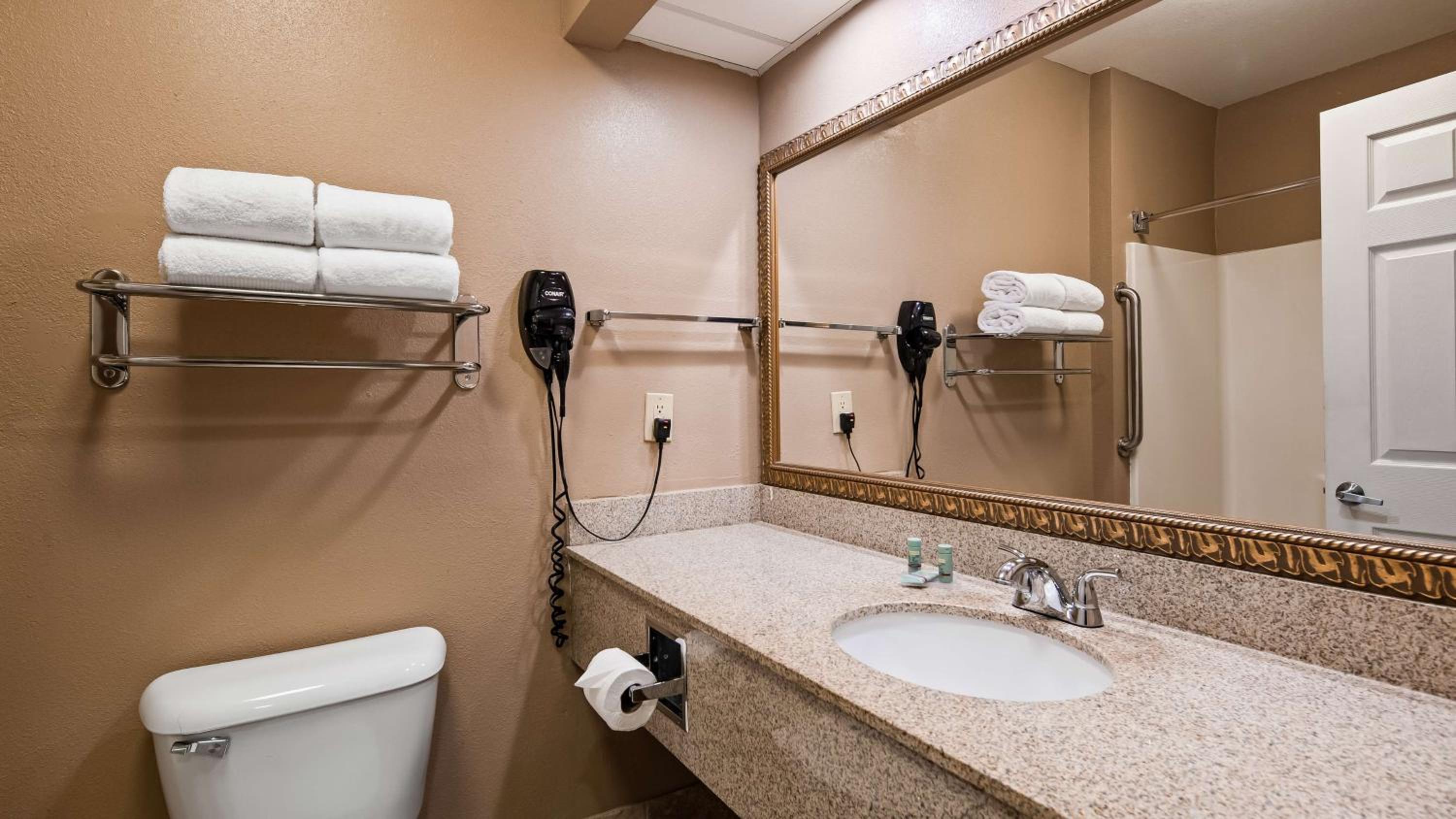 King Suite - Non-Smoking - Photo 3