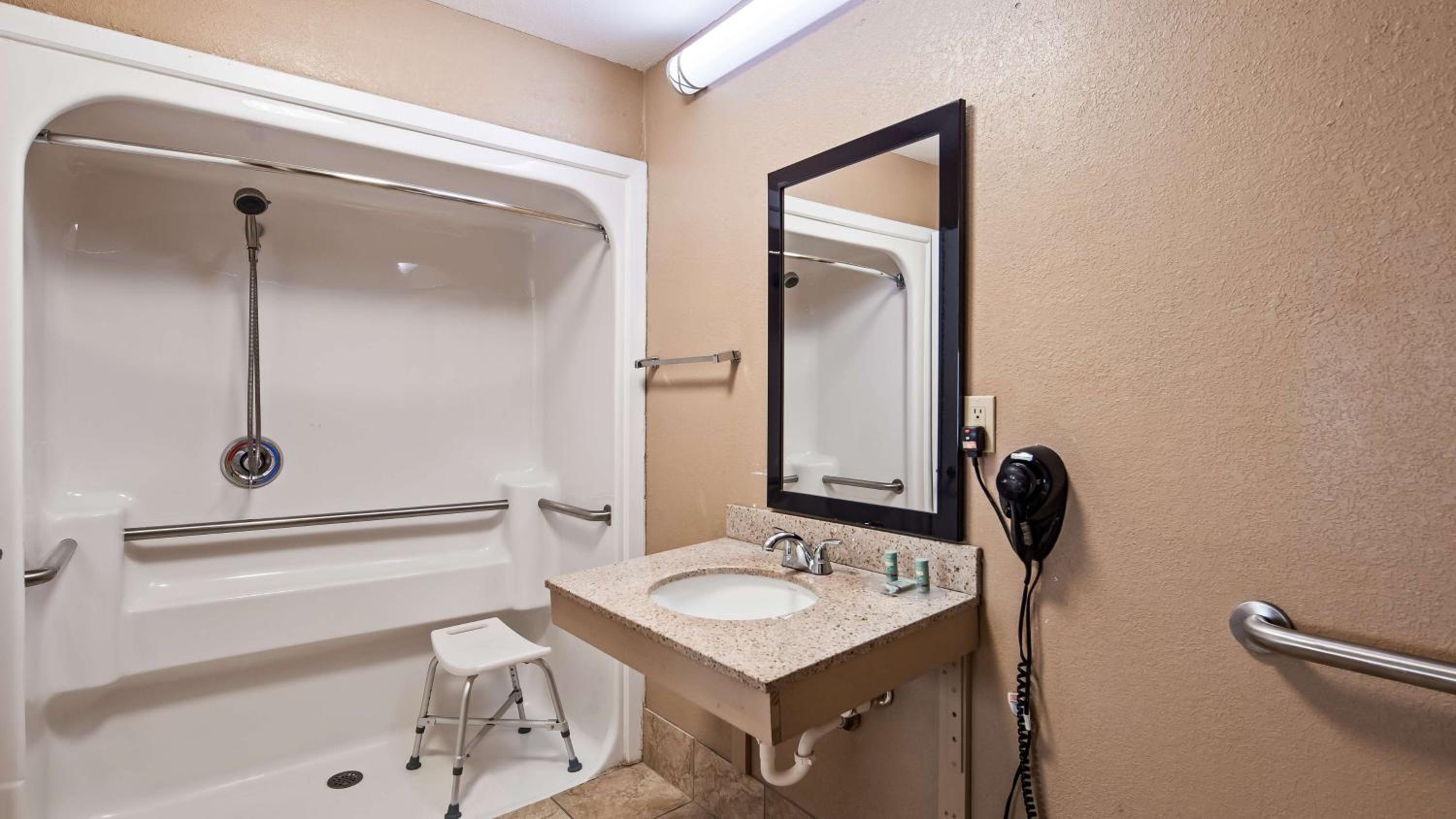 King Room with Sofa Bed and Roll-In Shower - Disability Access/Non-Smoking - Photo 2