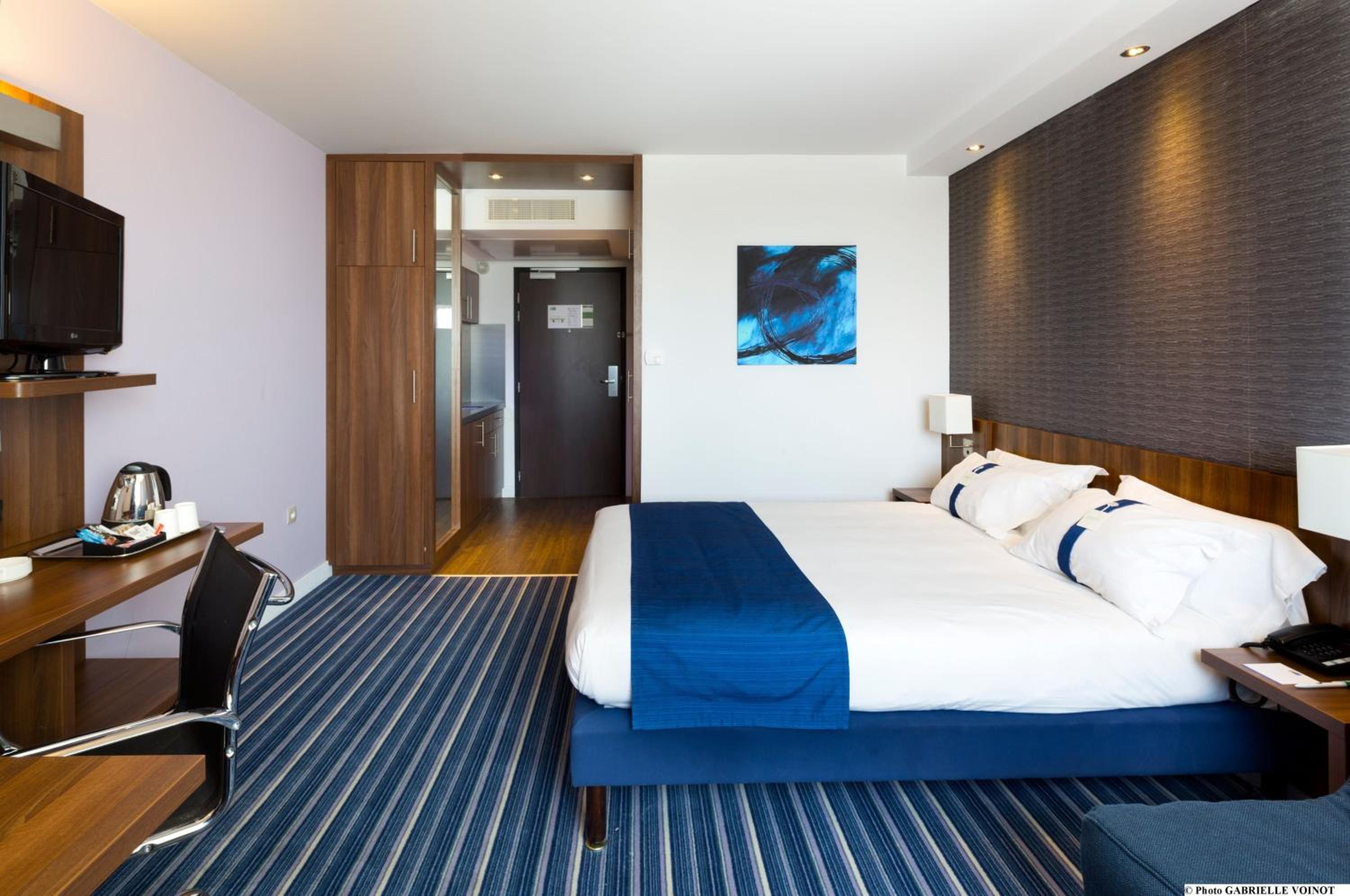 Queen Suite with Sofa Bed