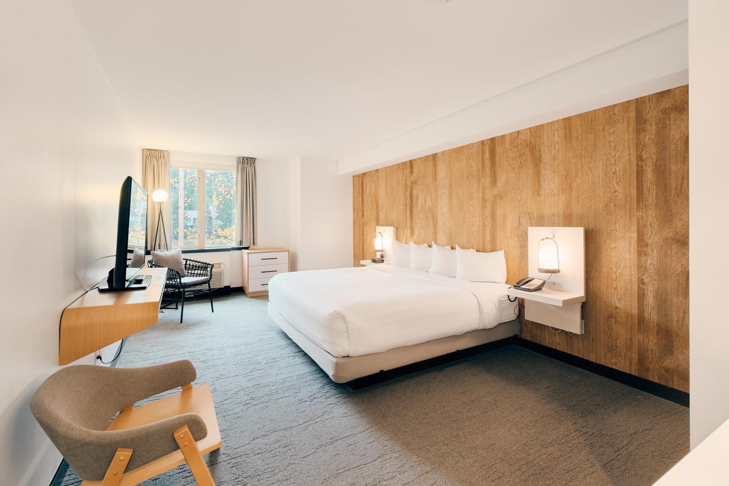 Deluxe King Room - Photo 3