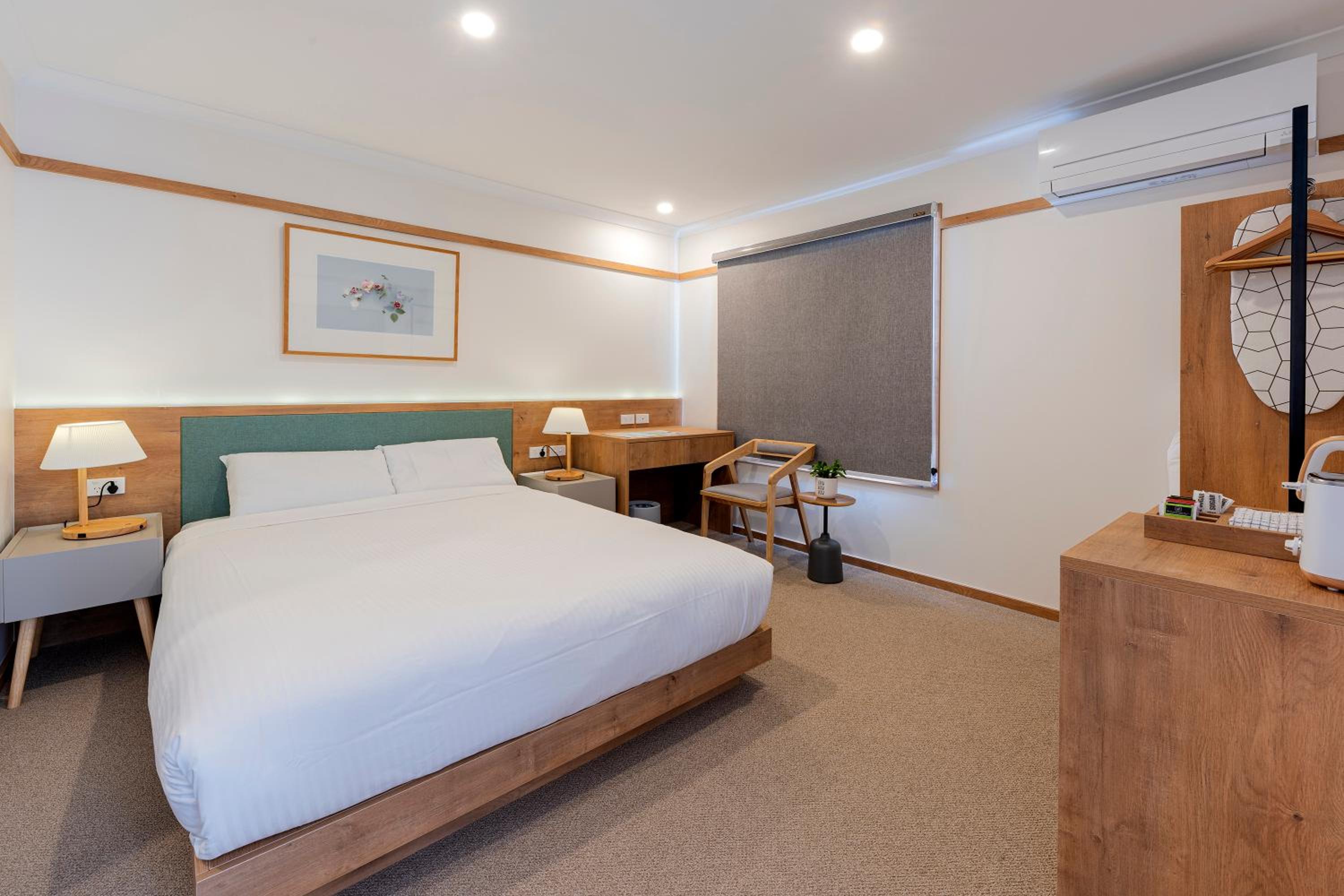 Queen Room photo 1