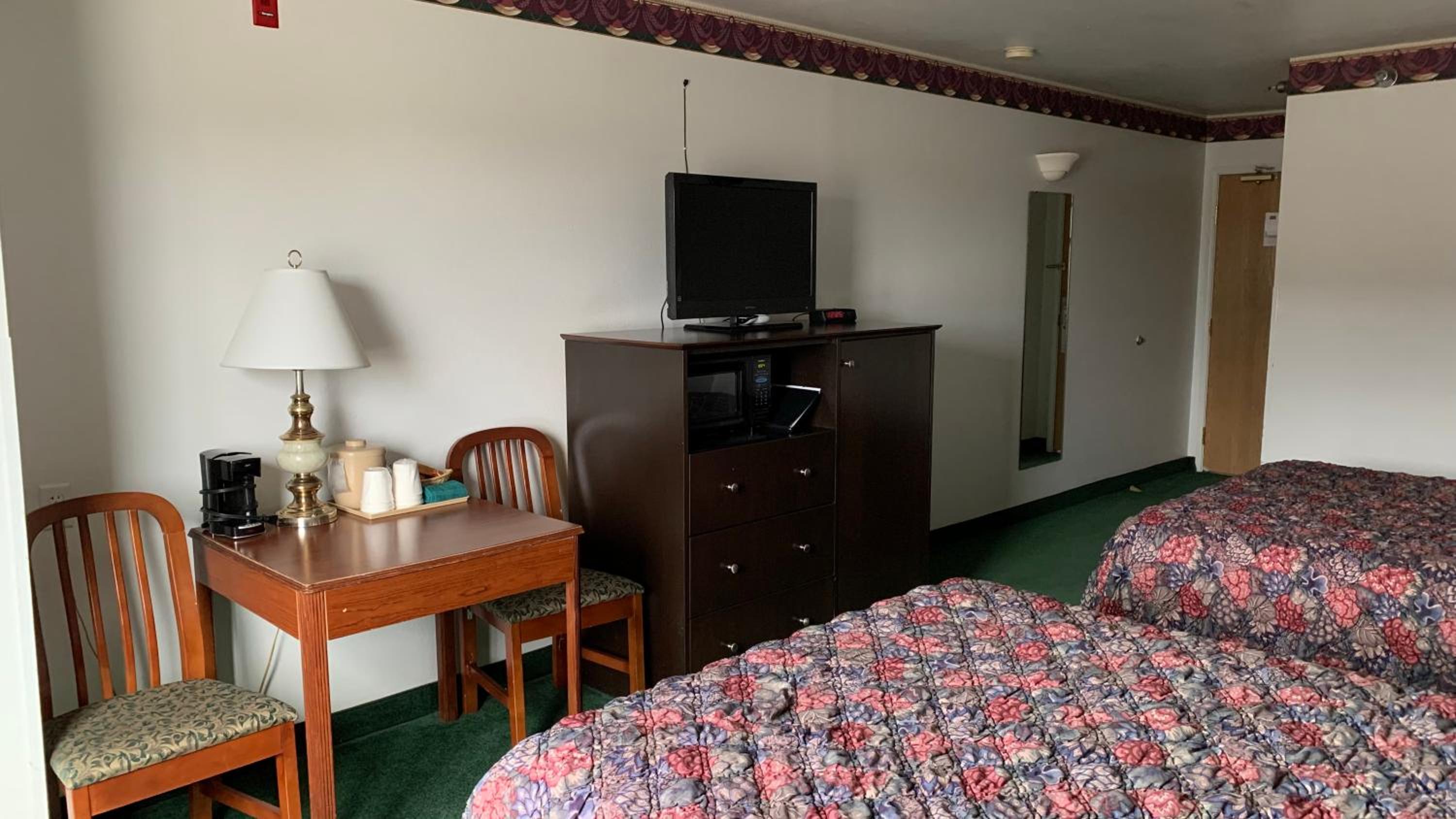 Queen Room with Two Queen Beds - Non-Smoking - Photo 2