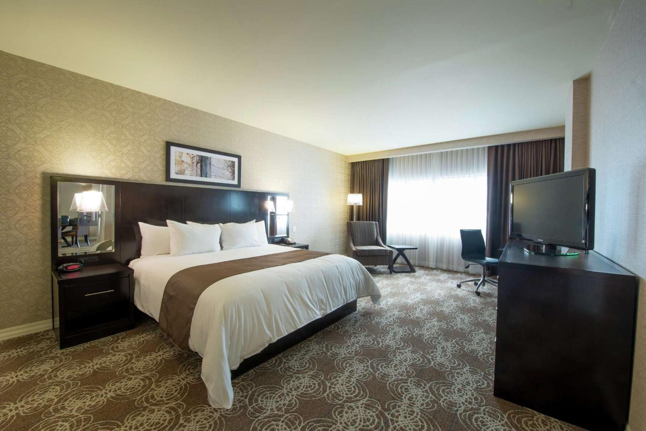 King Room with Tub - Mobility/Hearing Accessible/Non-Smoking