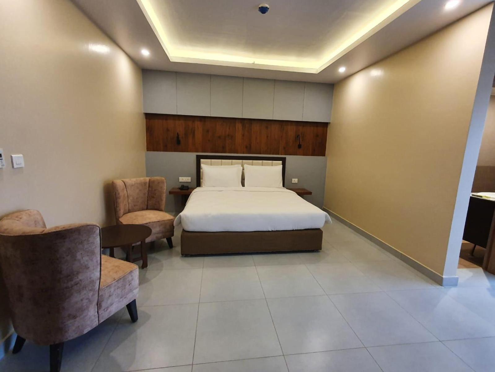 Deluxe Room - Photo 19