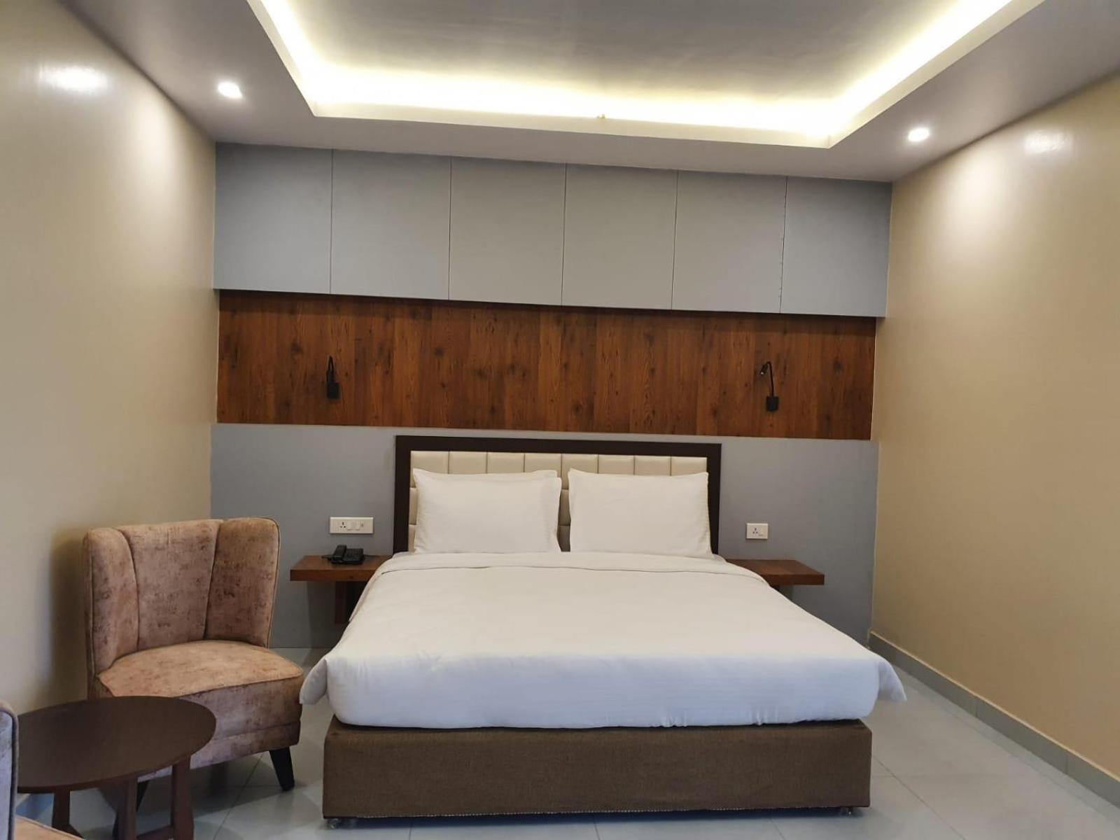Deluxe Room - Photo 20