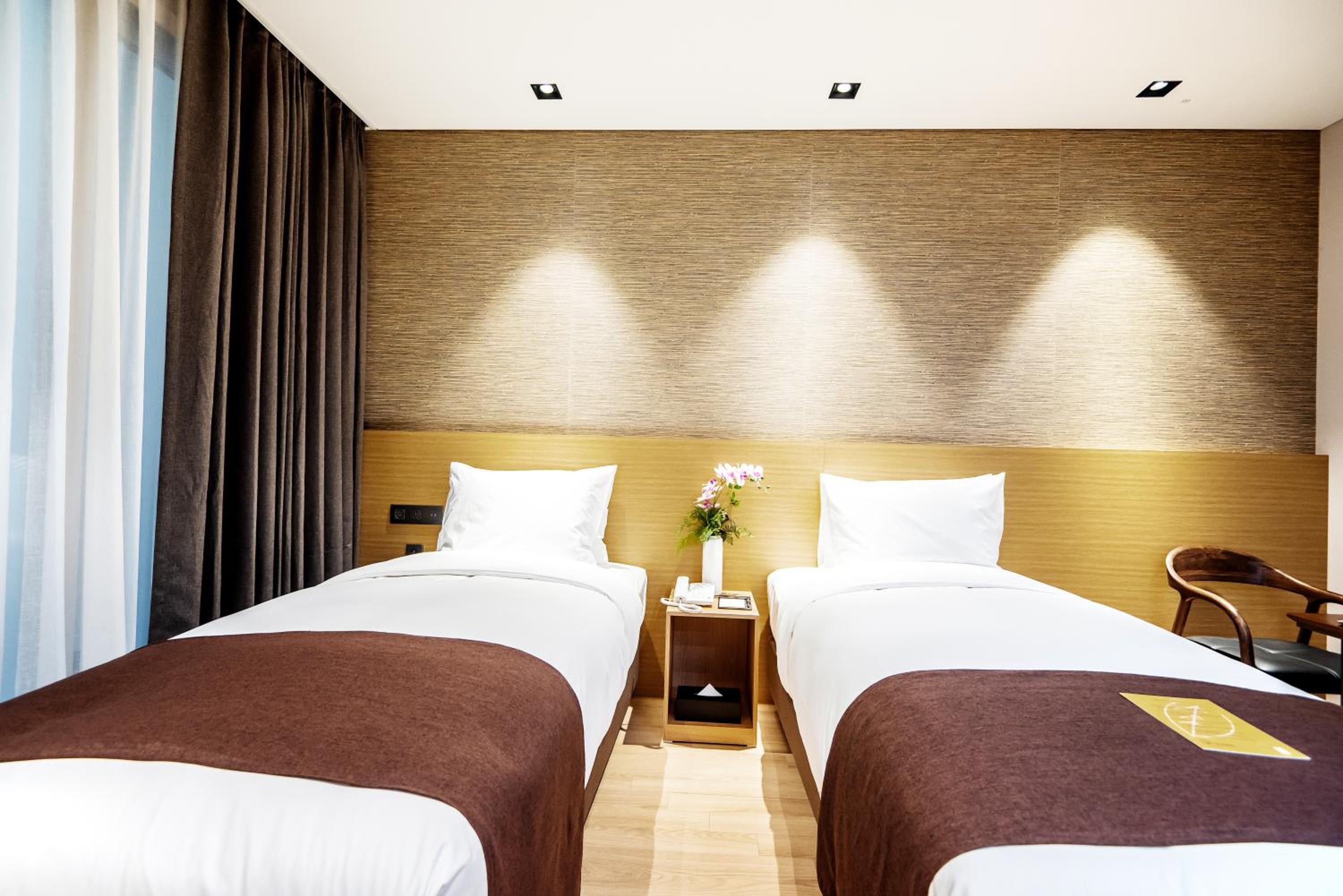 Standard Twin Room - Photo 5