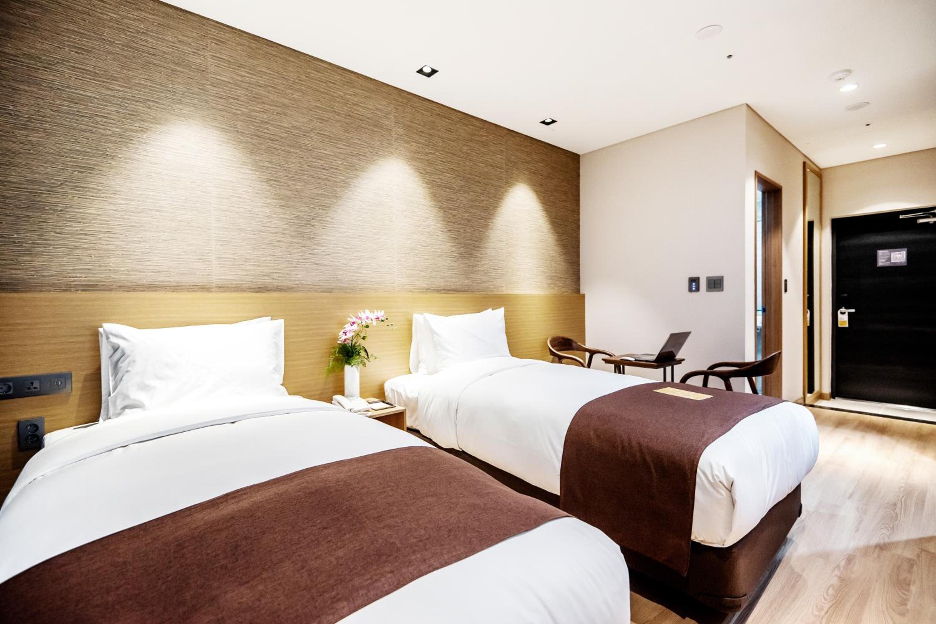 Standard Twin Room - Photo 4