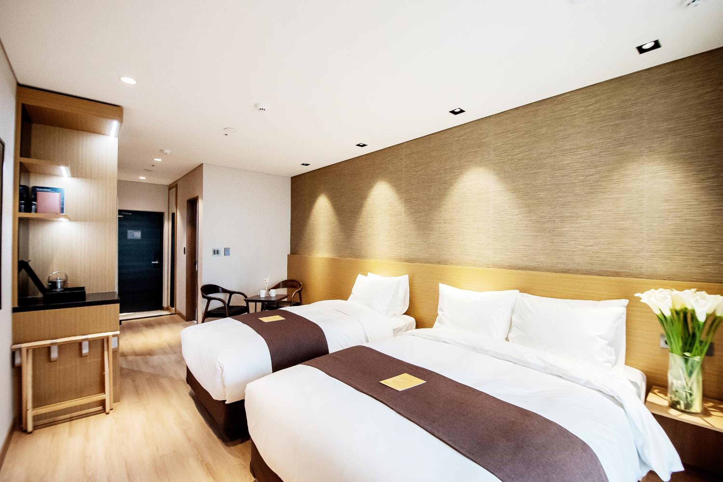 Deluxe Family Room - Photo 3
