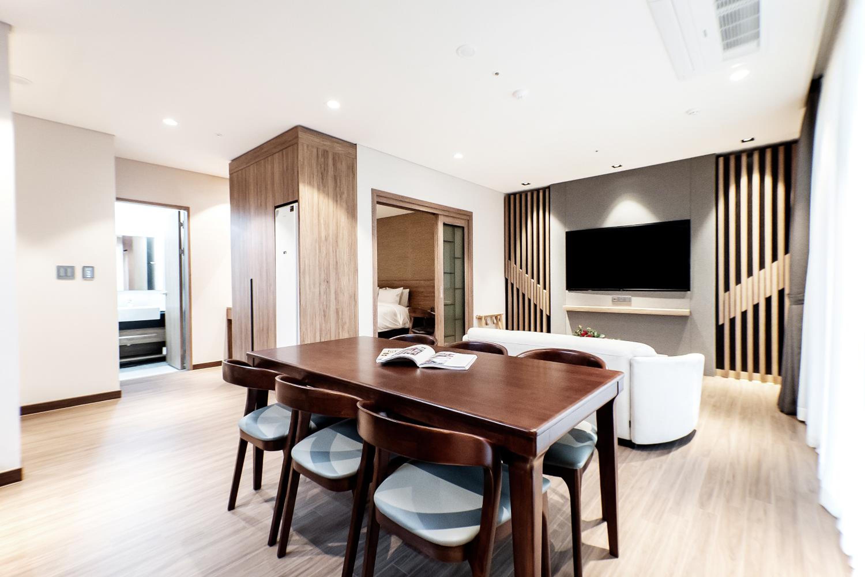 One-Bedroom Suite - Photo 4