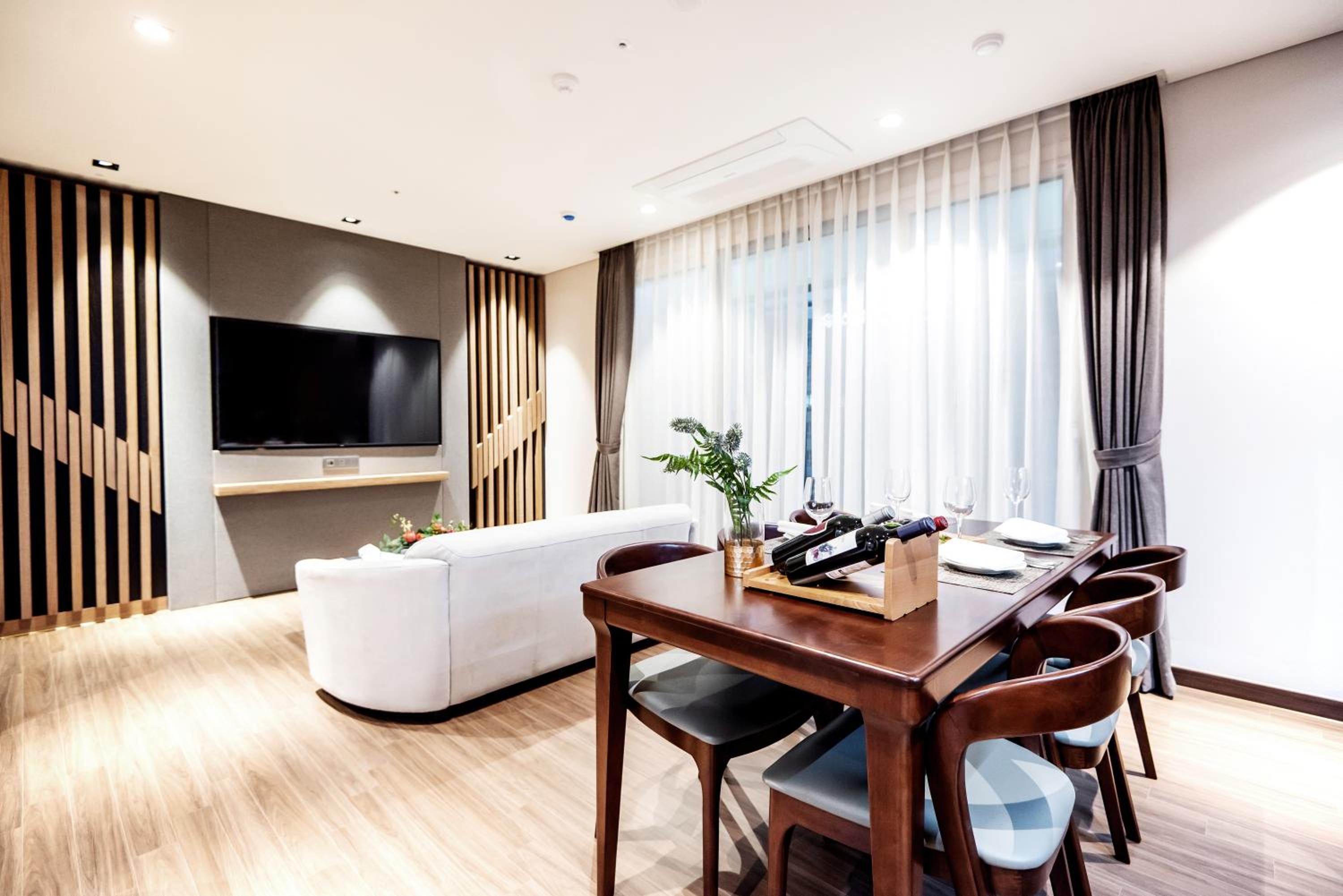 One-Bedroom Suite - Photo 9