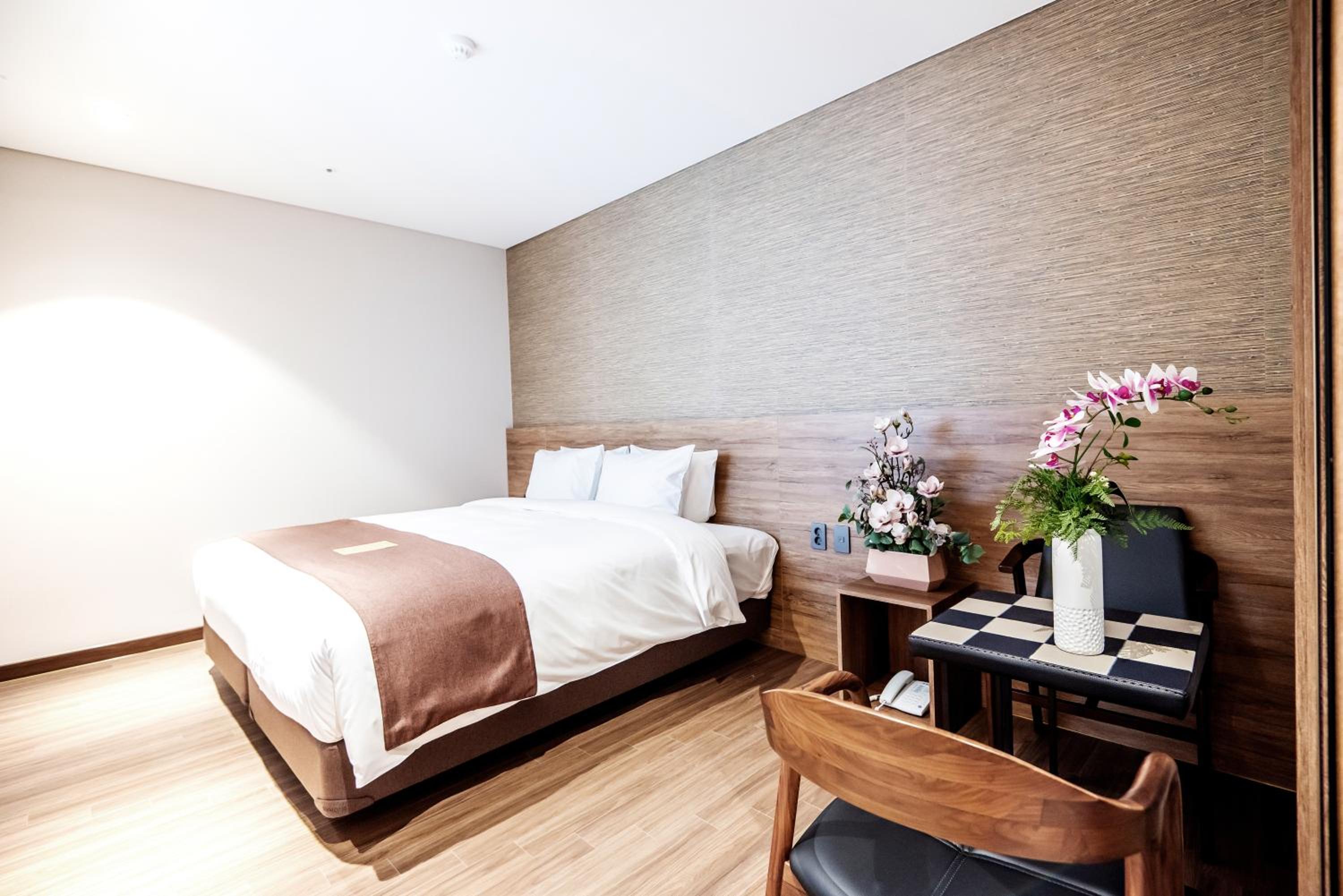 One-Bedroom Suite - Photo 8