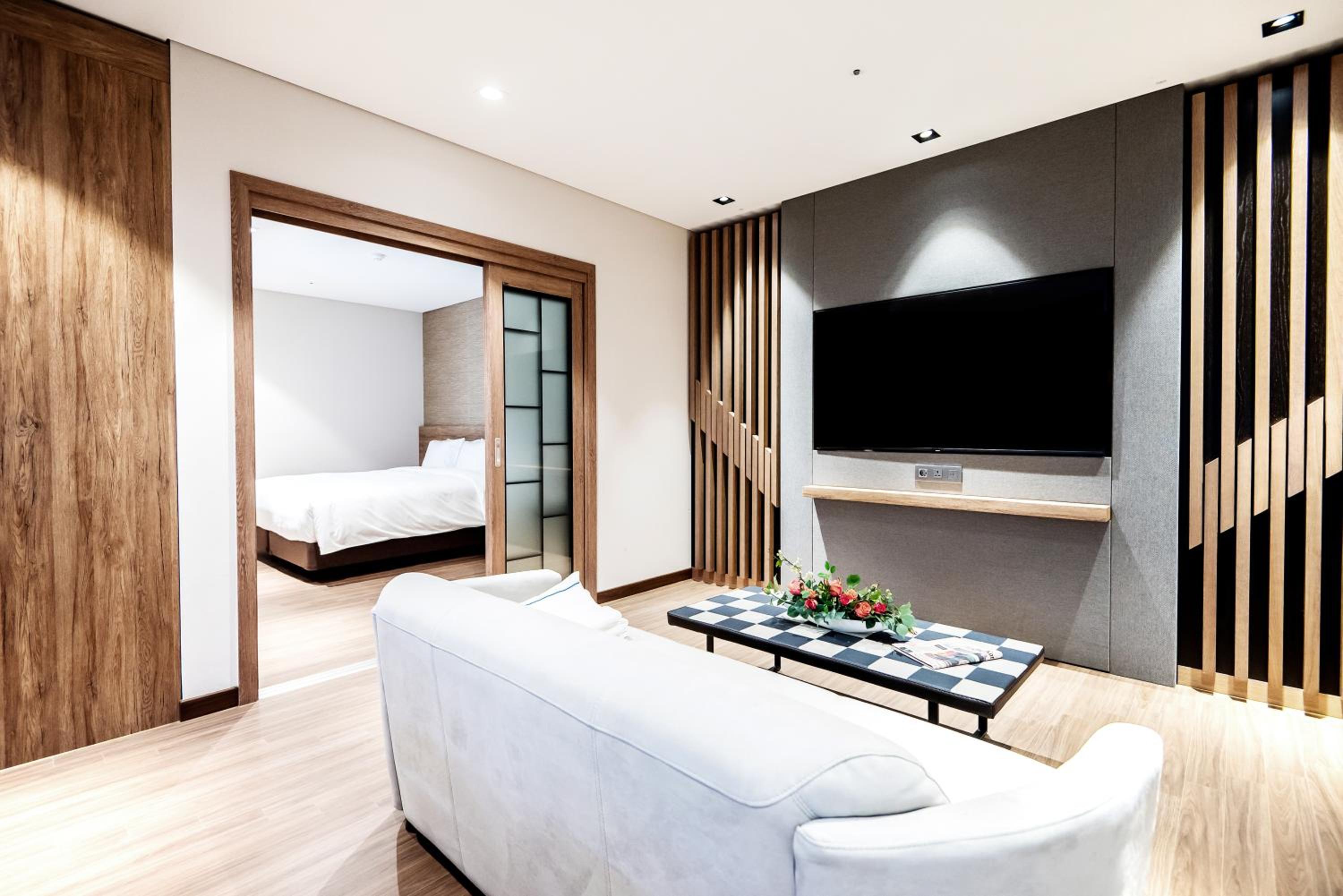 One-Bedroom Suite - Photo 7