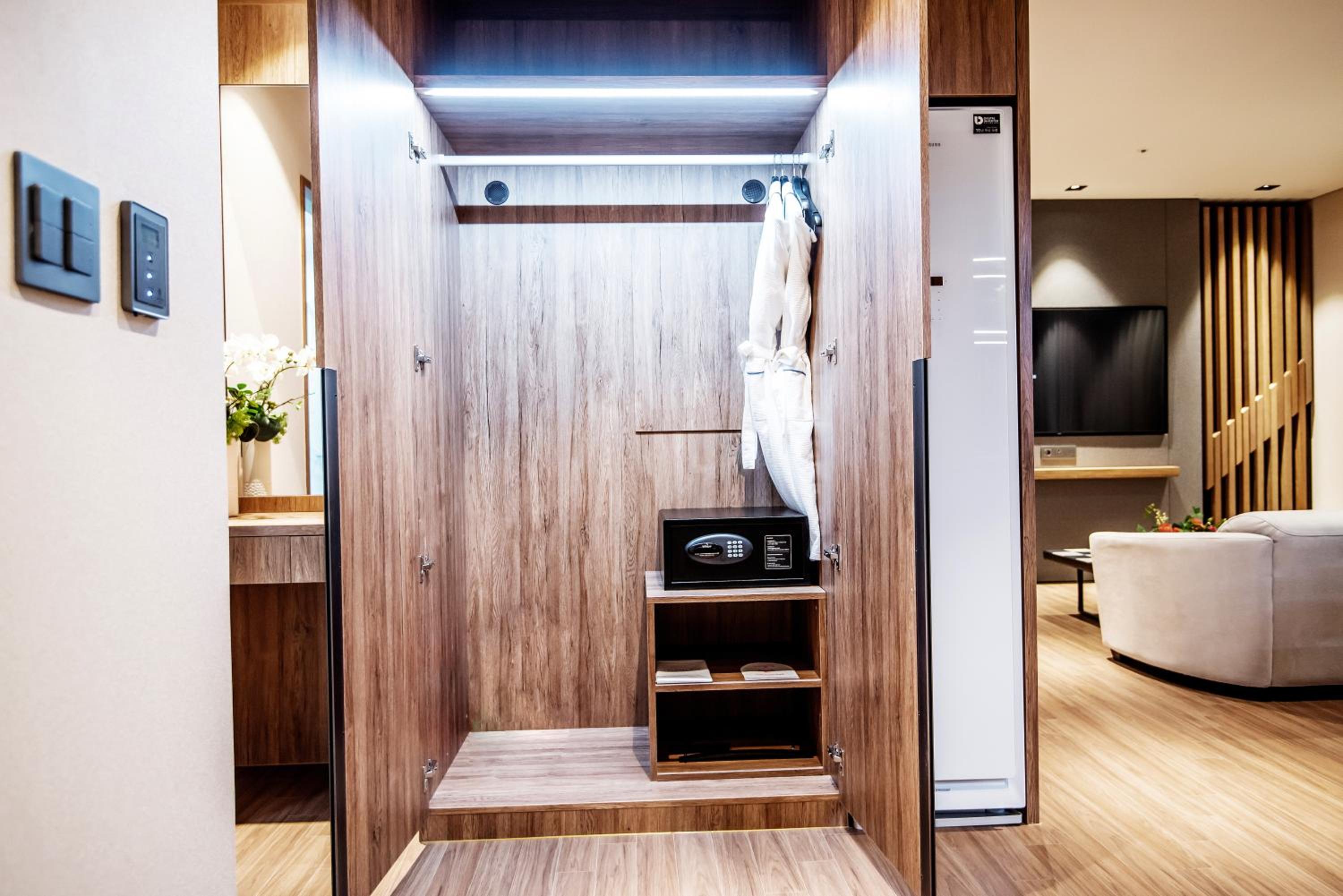 One-Bedroom Suite - Photo 6