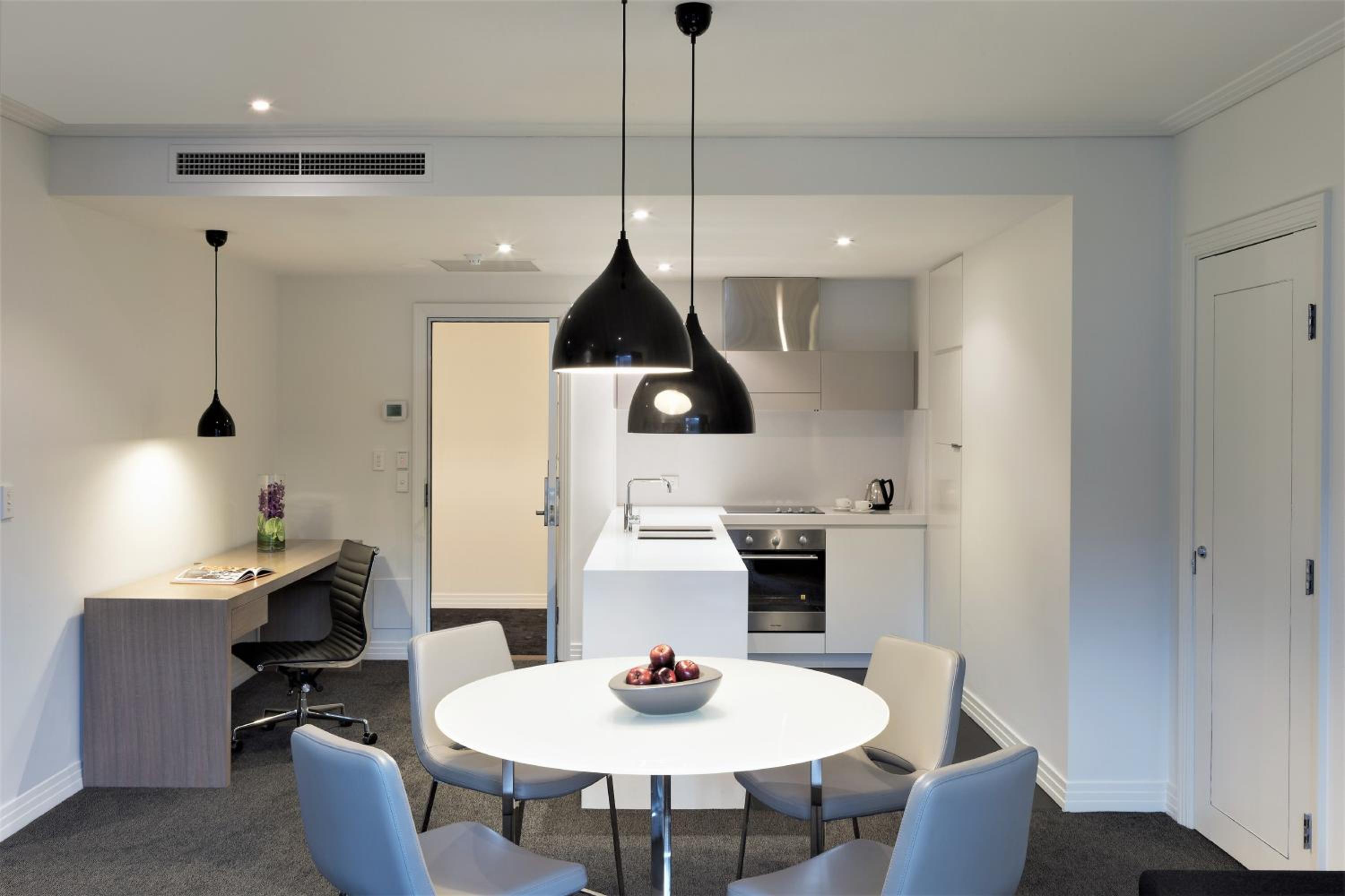One-Bedroom Apartment with King Bed and Kitchenette  - Photo 4