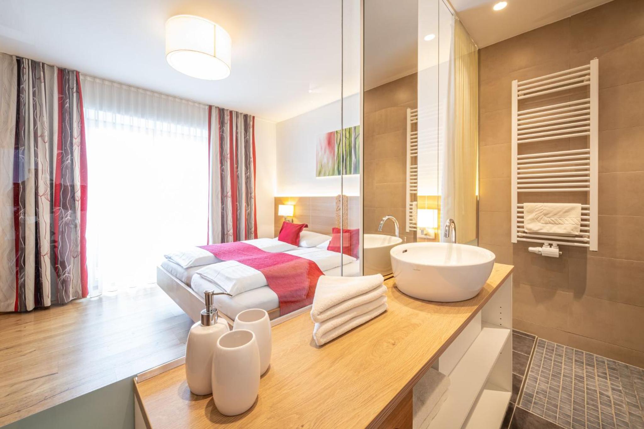 Double Room with Balcony and Mountain View - Photo 3