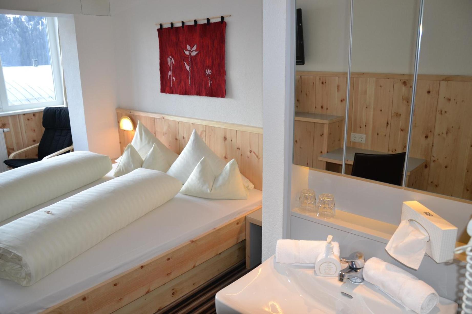Double Room with Mountain View - Photo 5