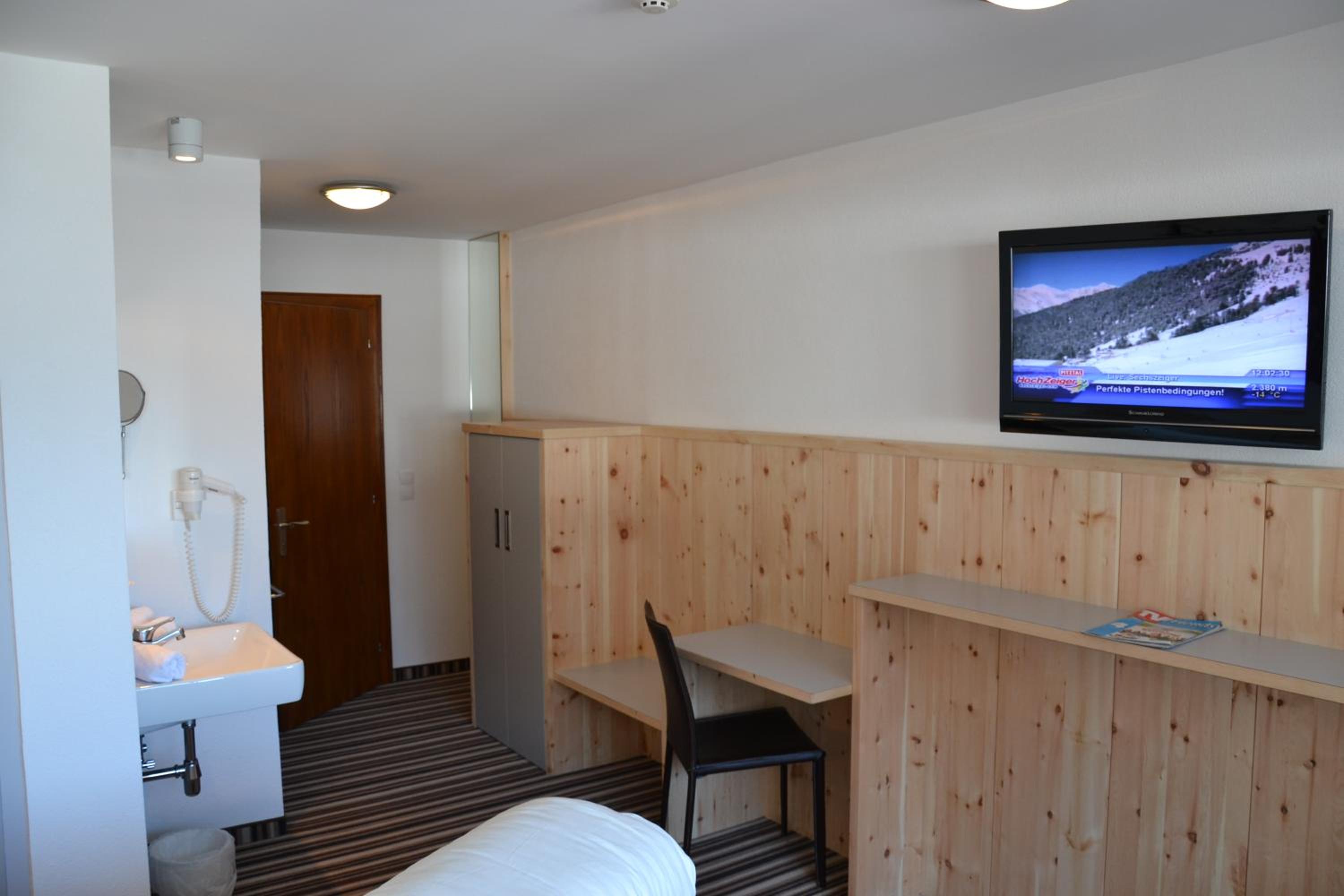 Double Room with Mountain View - Photo 1