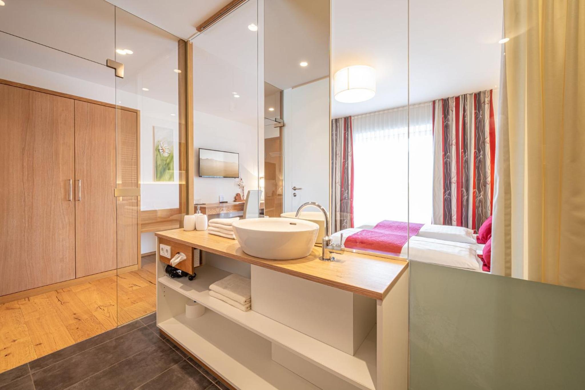 Double Room with Balcony and Mountain View - Photo 6