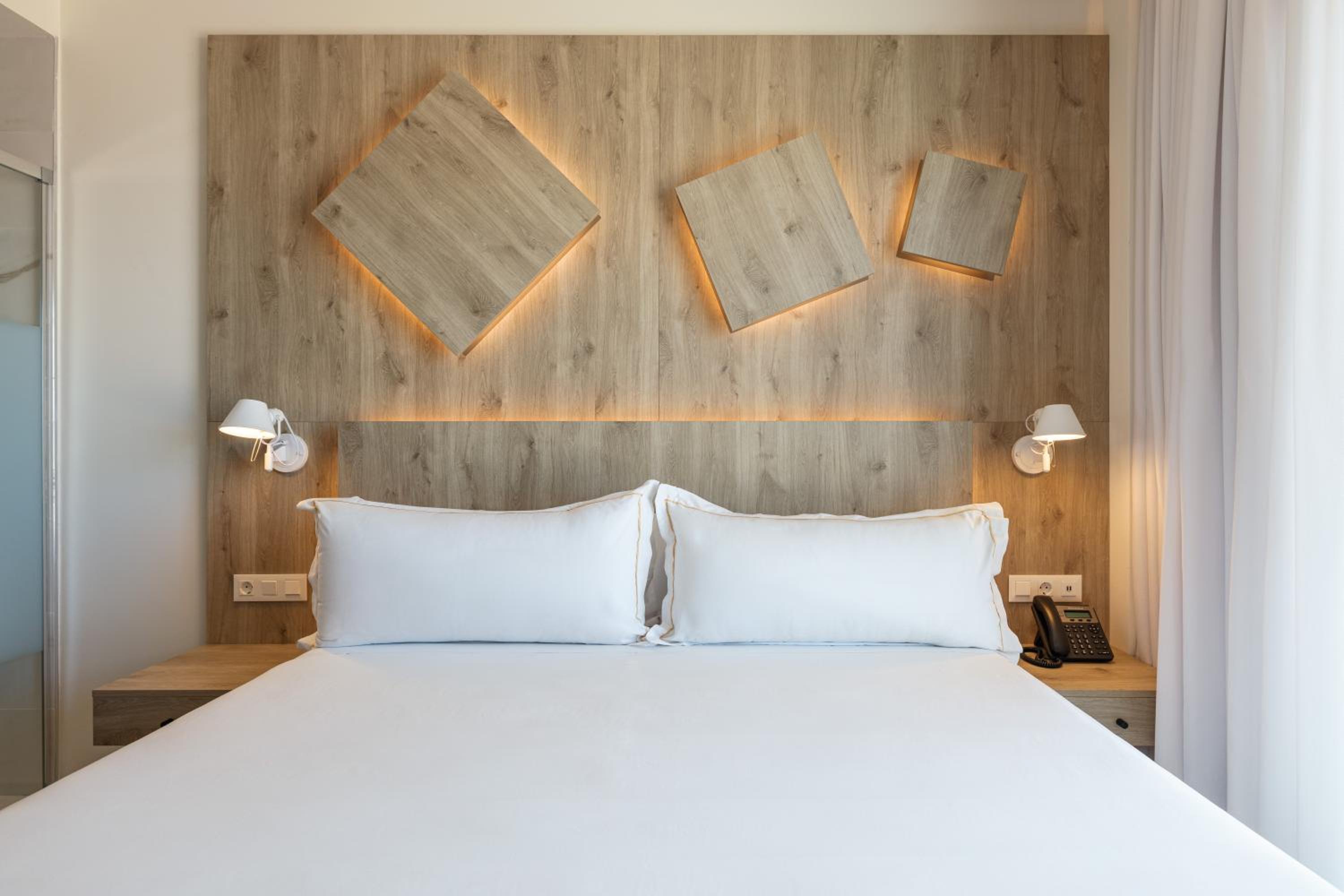 Double Room with Partial Sea View - Photo 1