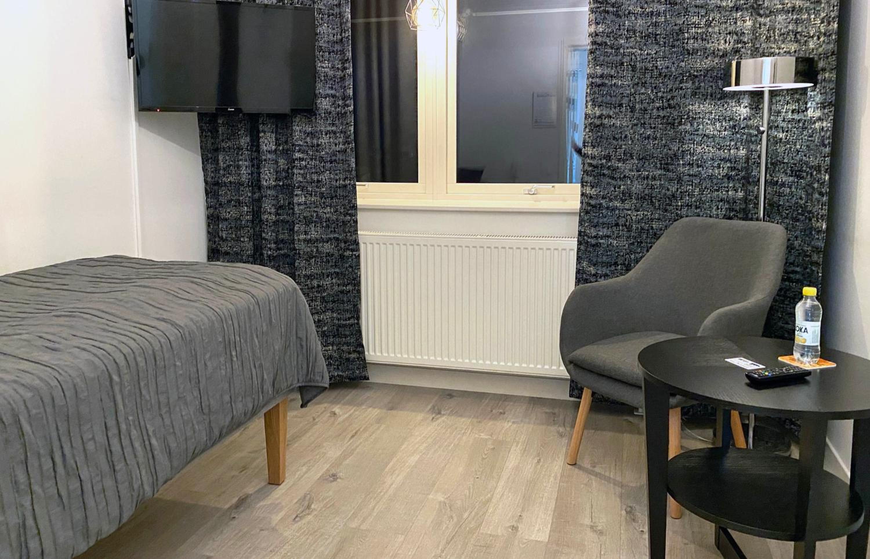 Single Room with Shared Shower and Toilet photo 1