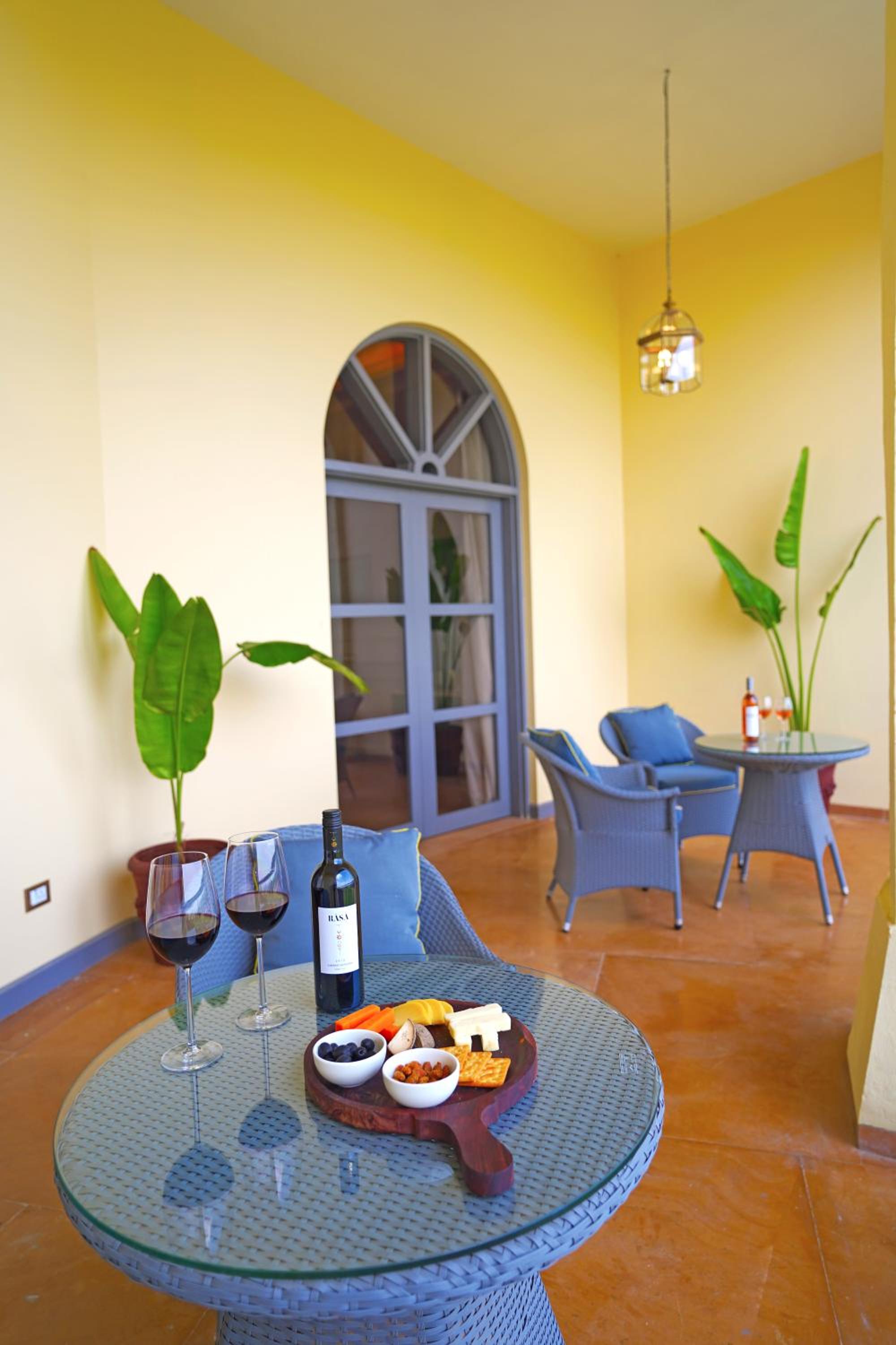 Hermitage Suite with Bathtub with Wine tour & Tasting experience at Sula Vineyards, 10% discount on spa & Complimentary welcome drinks on arrival, - Happy Hours (1+1) from 4 to 7 pm photo 2