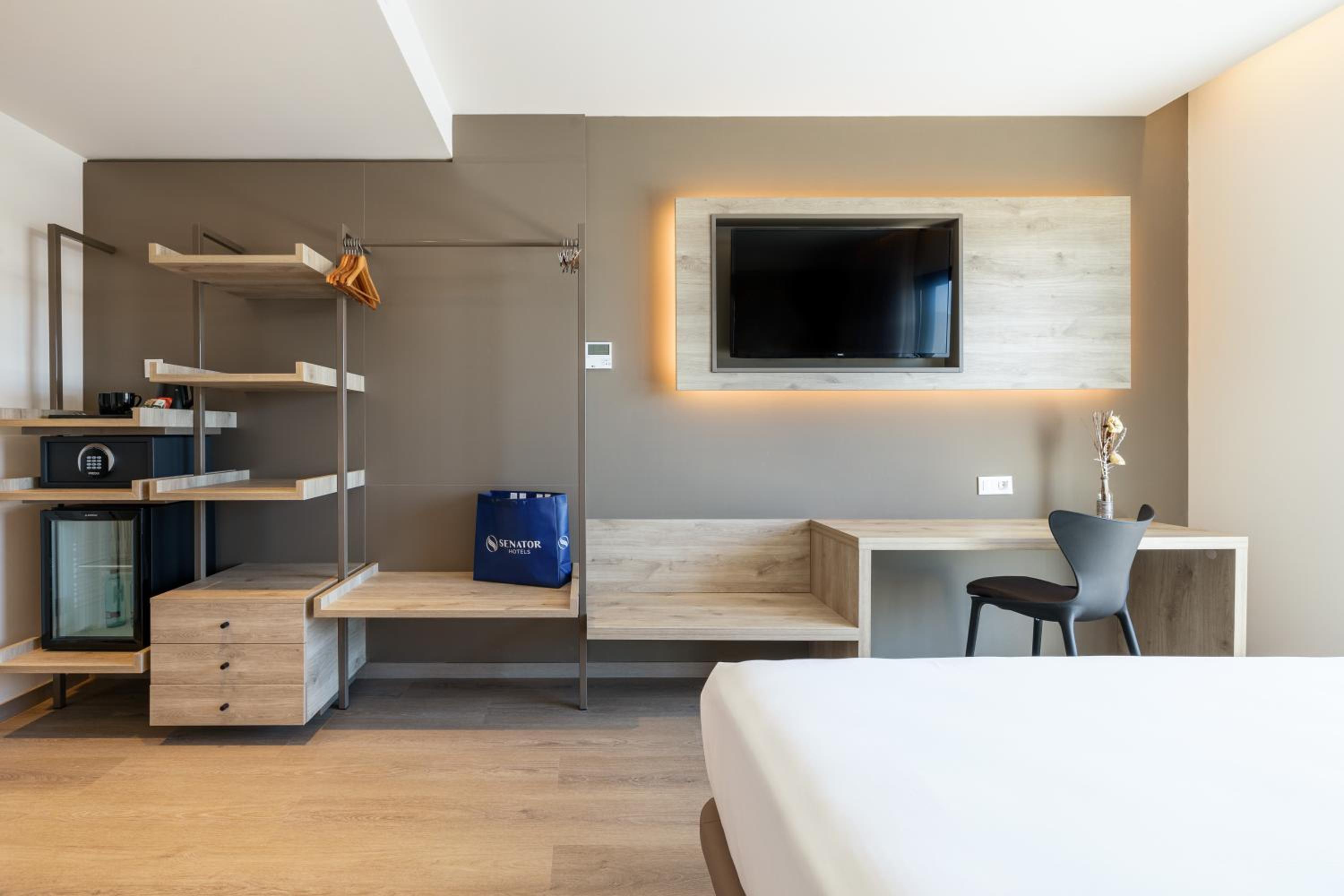 Double Room with Partial Sea View - Photo 3