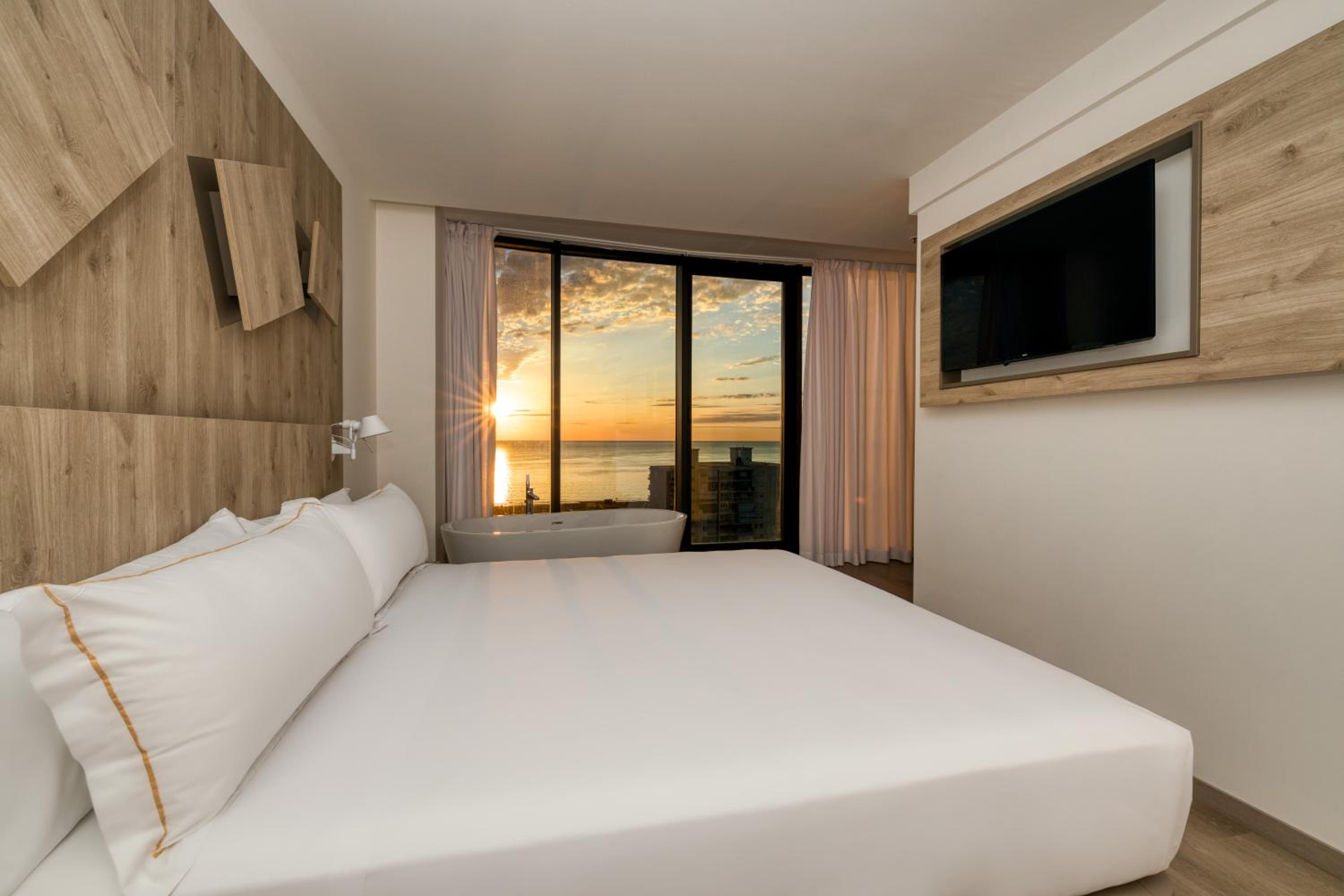 Junior Suite with Sea View - Photo 1