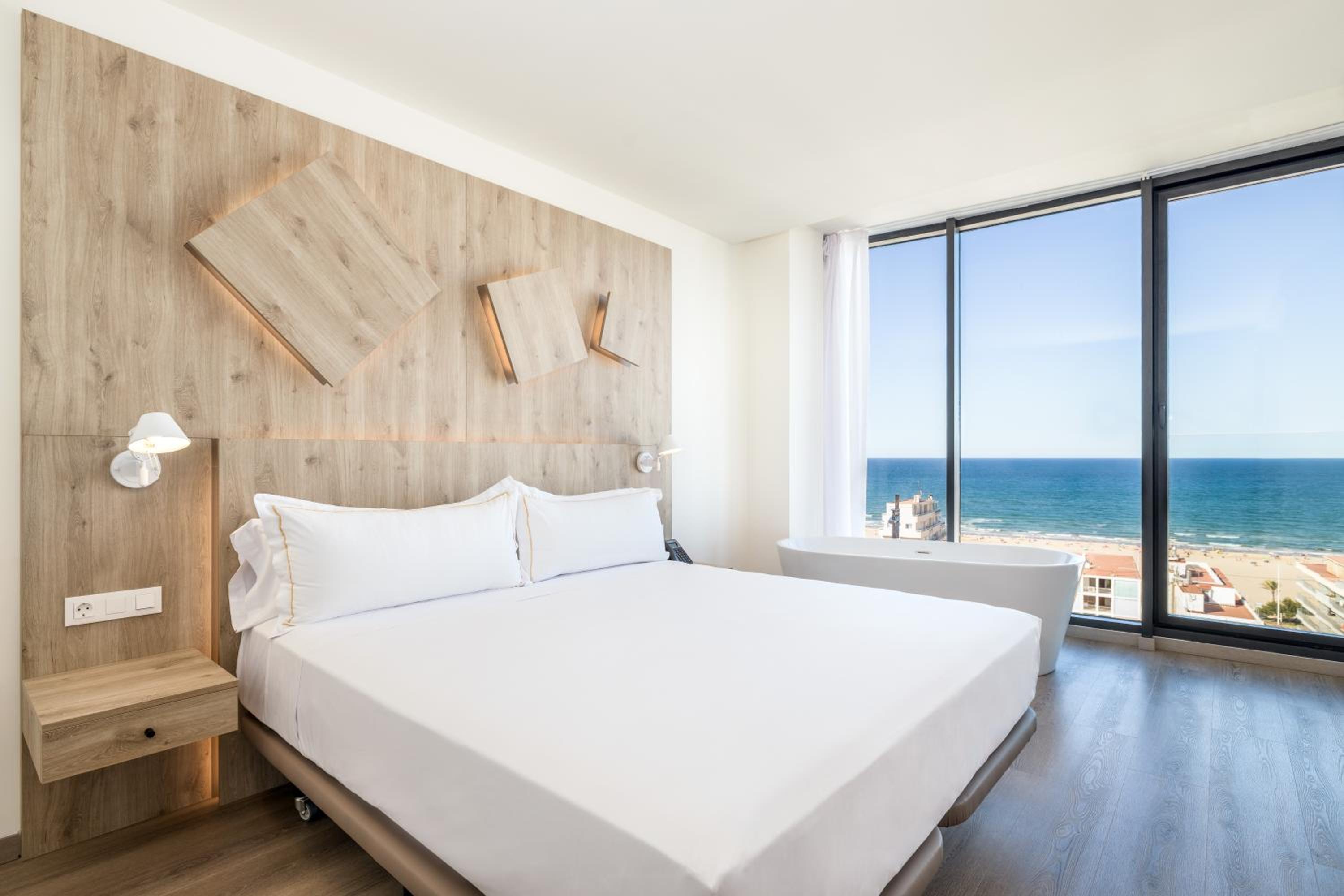 Junior Suite with Sea View - Photo 2