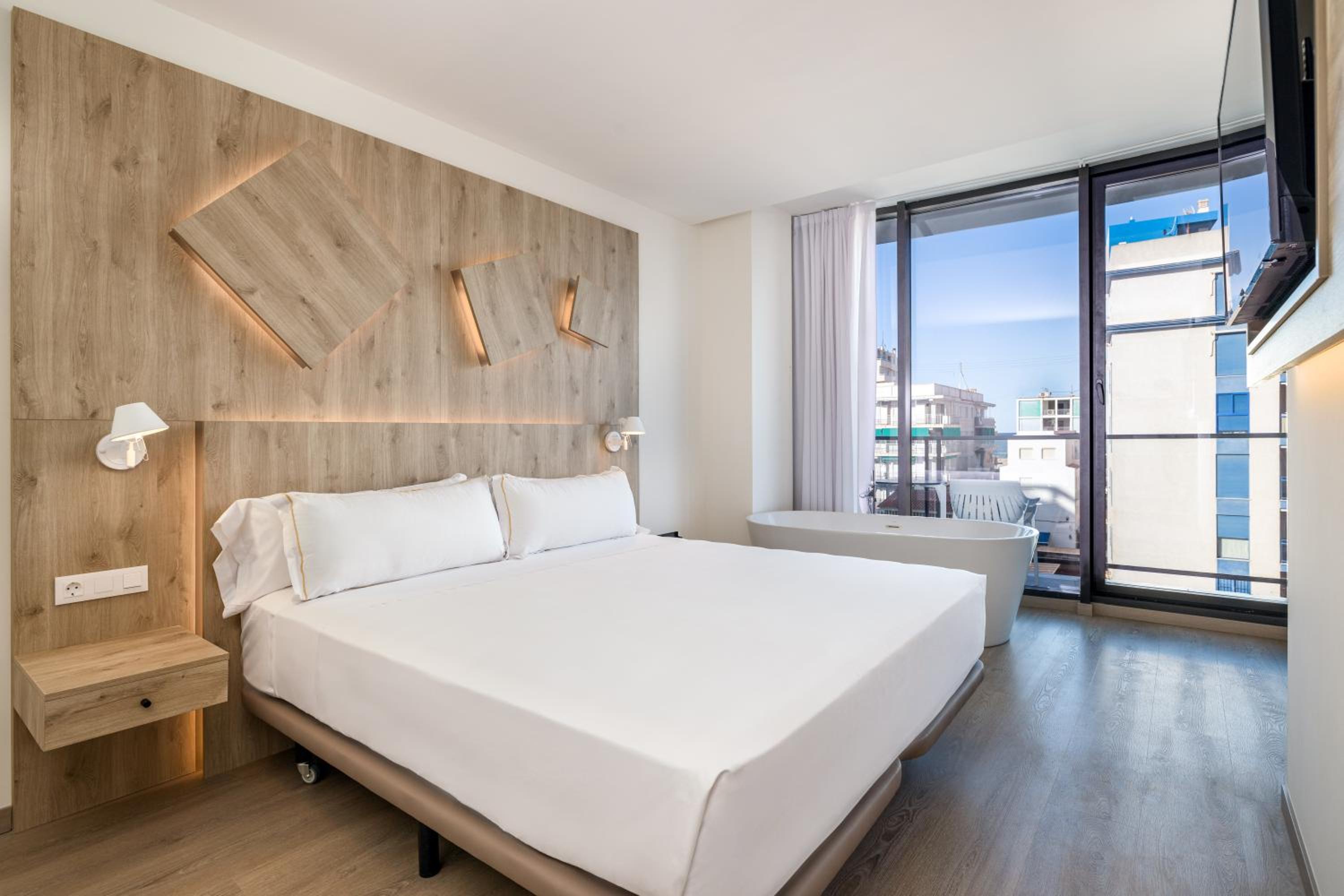 Junior Suite with Sea View - Photo 3