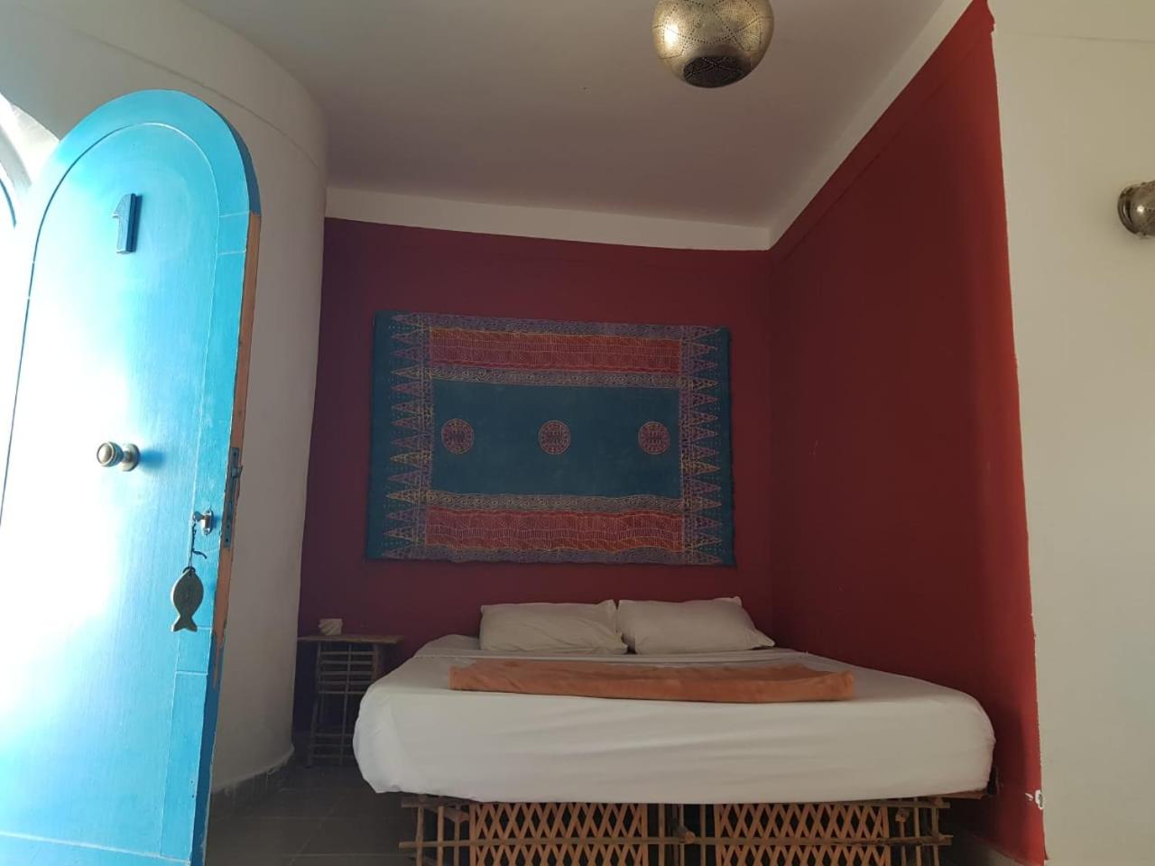 Queen Room photo 2