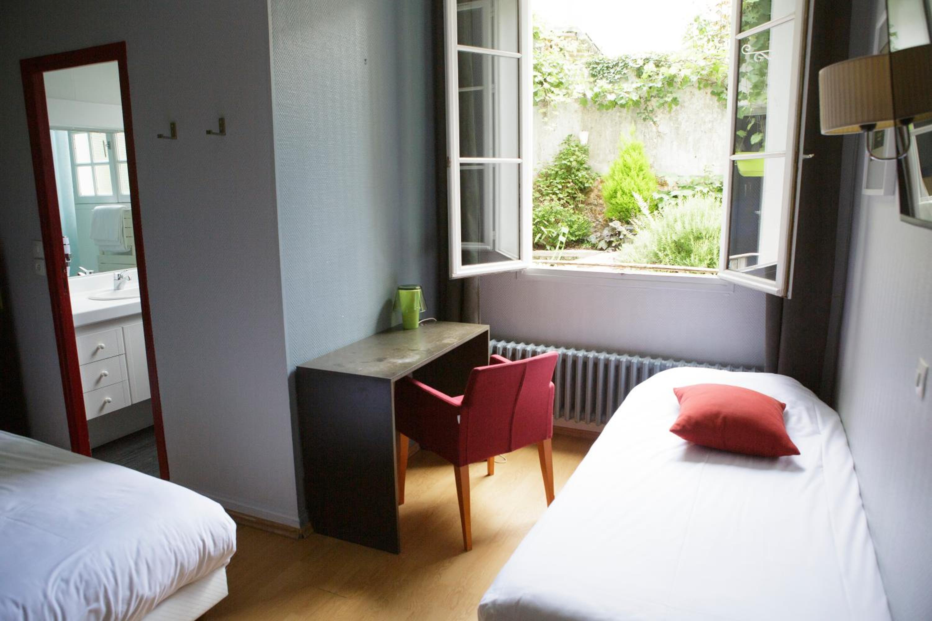 Triple Room thumbnail 5