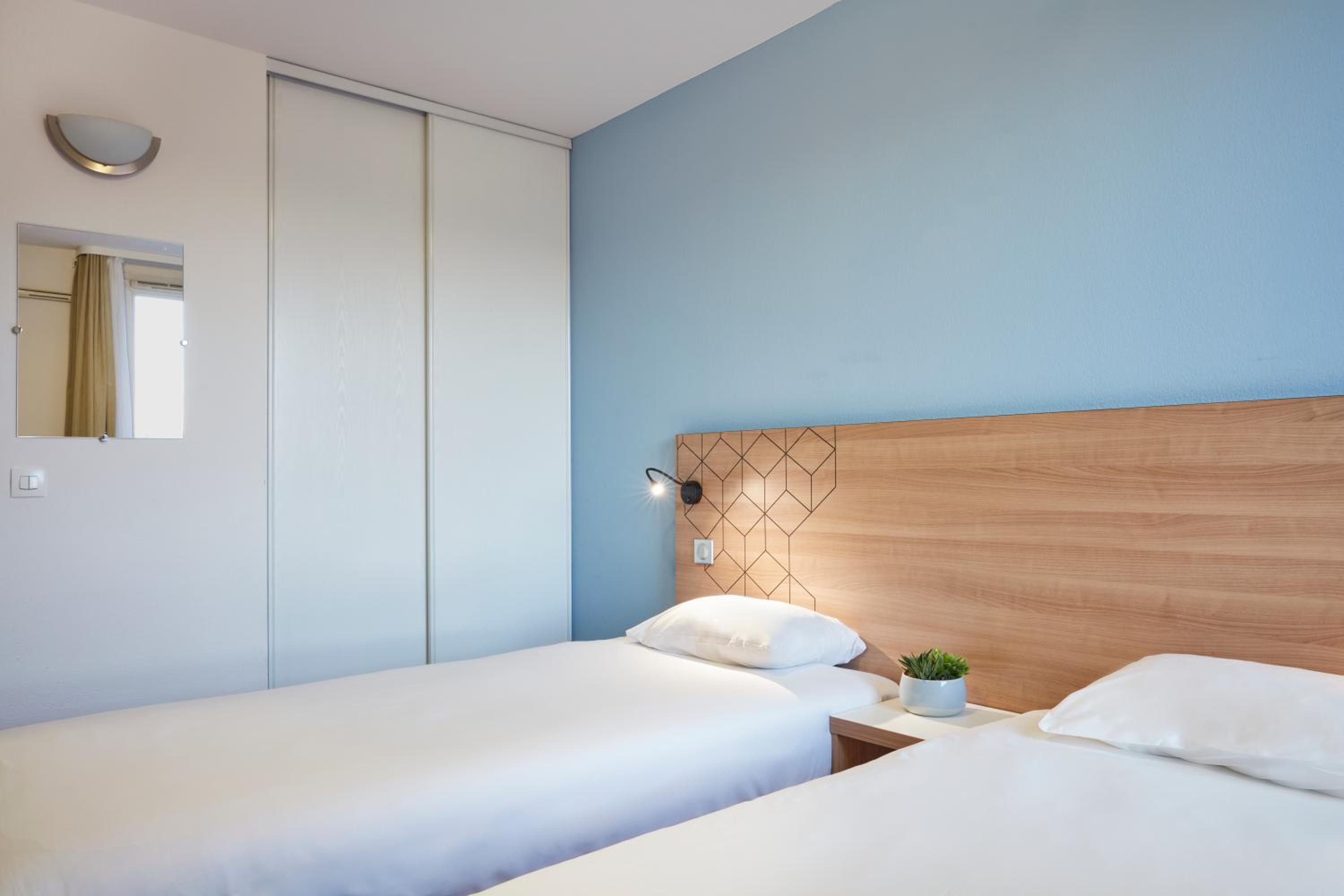 Studio with Two Twin Beds - Photo 6