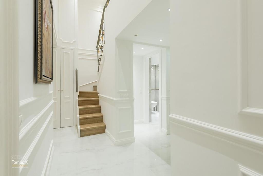 Apartment with Balcony - Photo 3