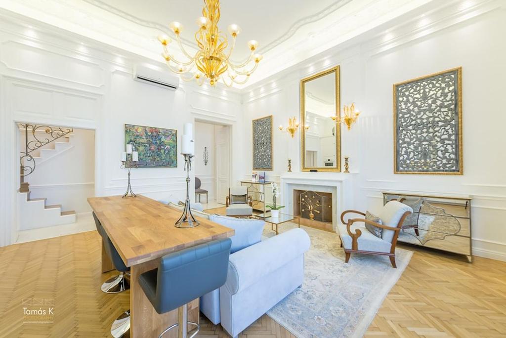 Apartment with Balcony - Photo 10