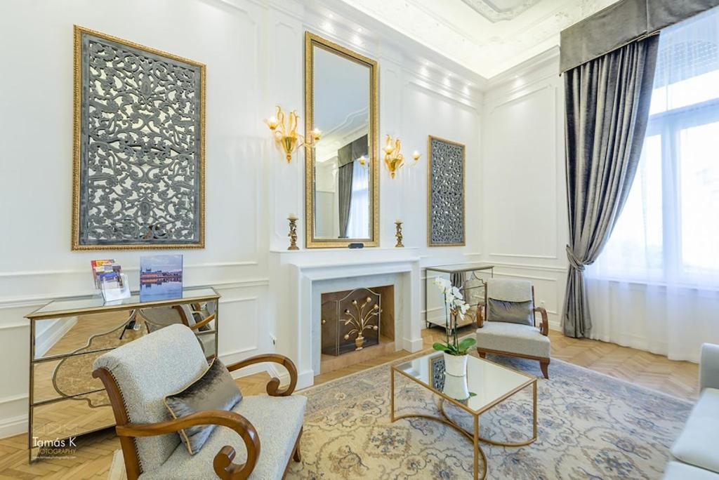 Apartment with Balcony - Photo 11