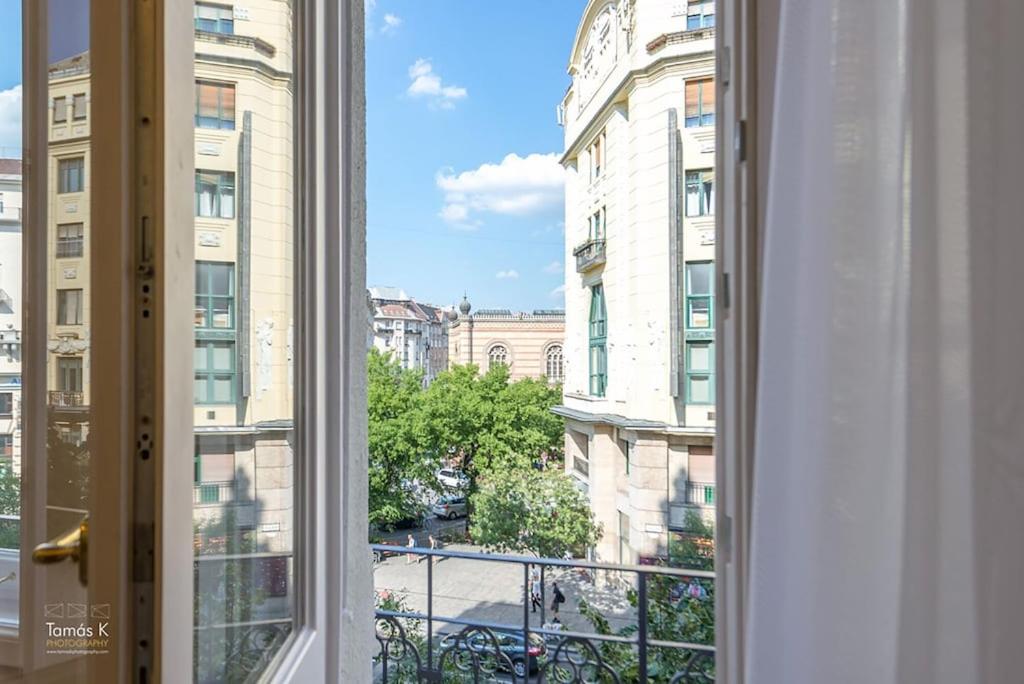 Apartment with Balcony - Photo 14