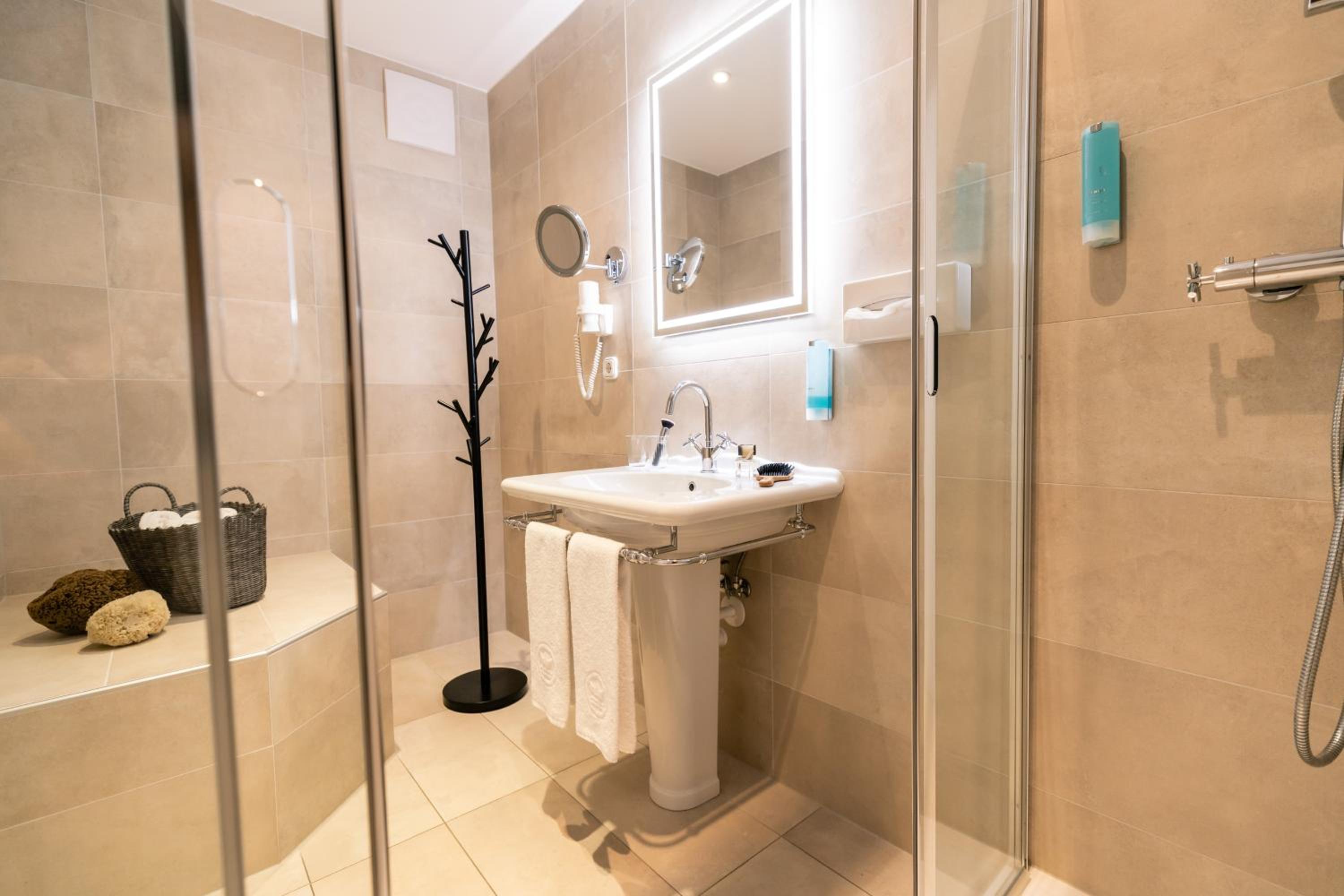 Superior Double Room - Photo 11