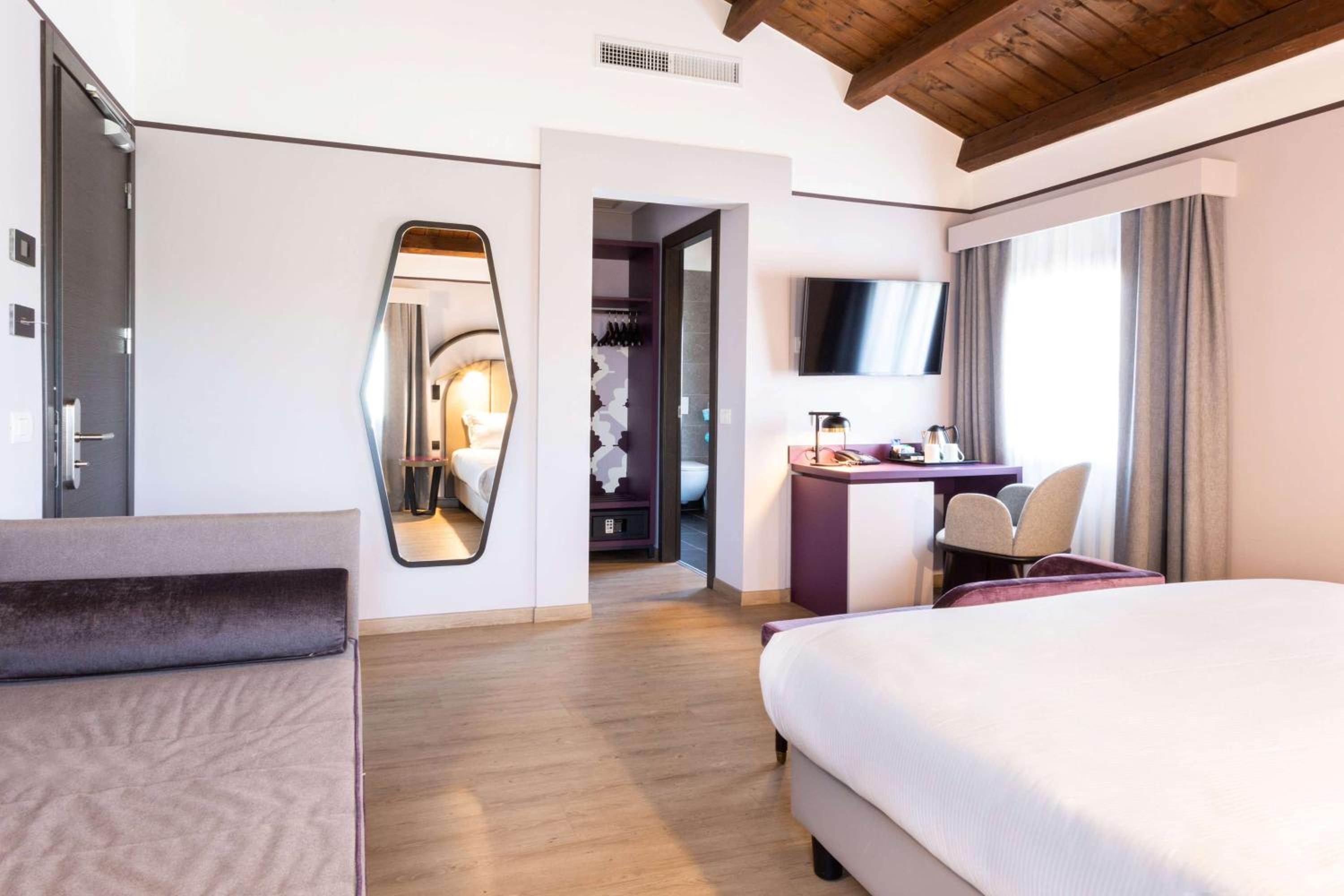 Superior King Room with Sofa Bed - Non-Smoking - Photo 1