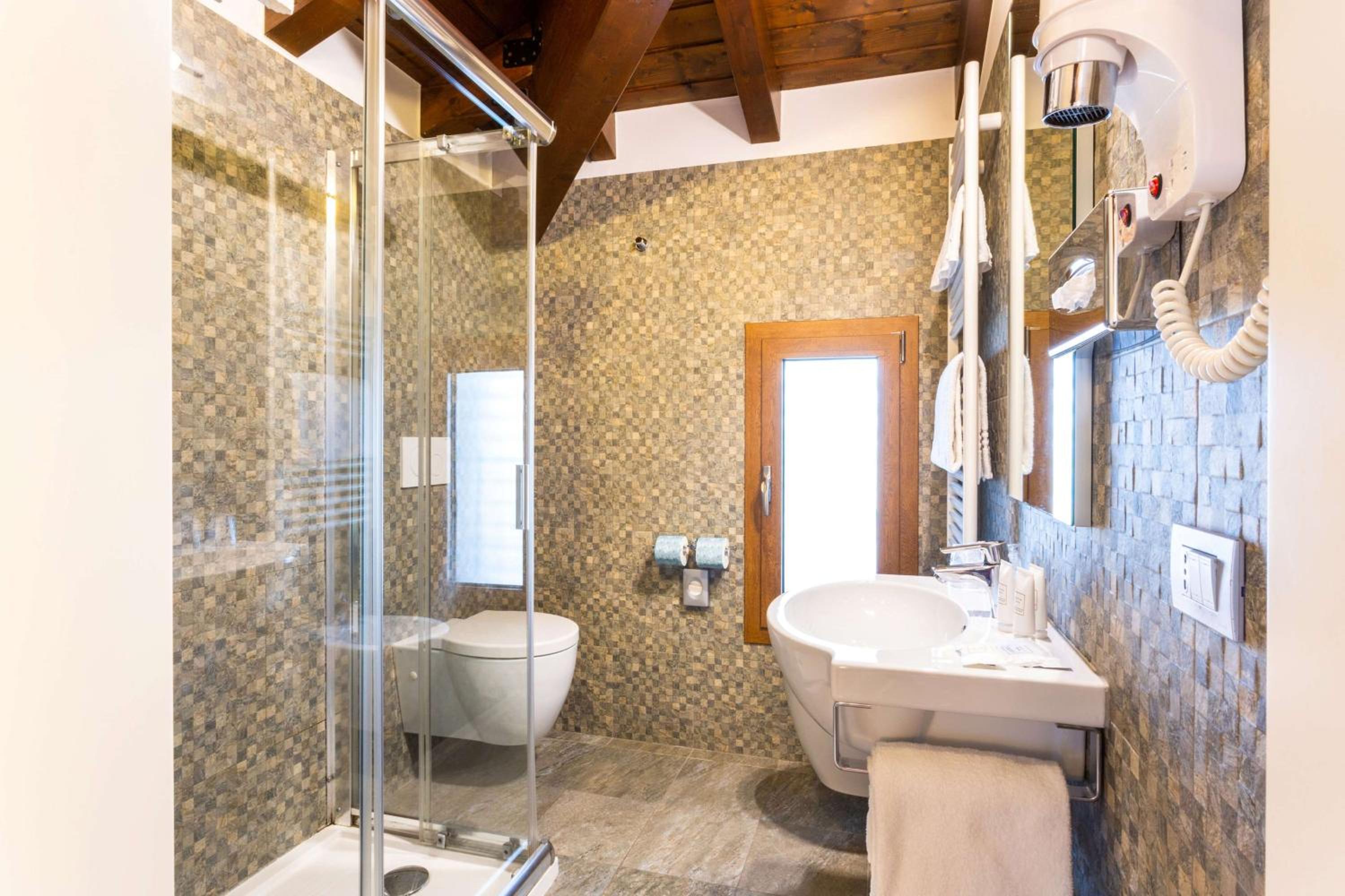 Comfort King Room - Photo 16
