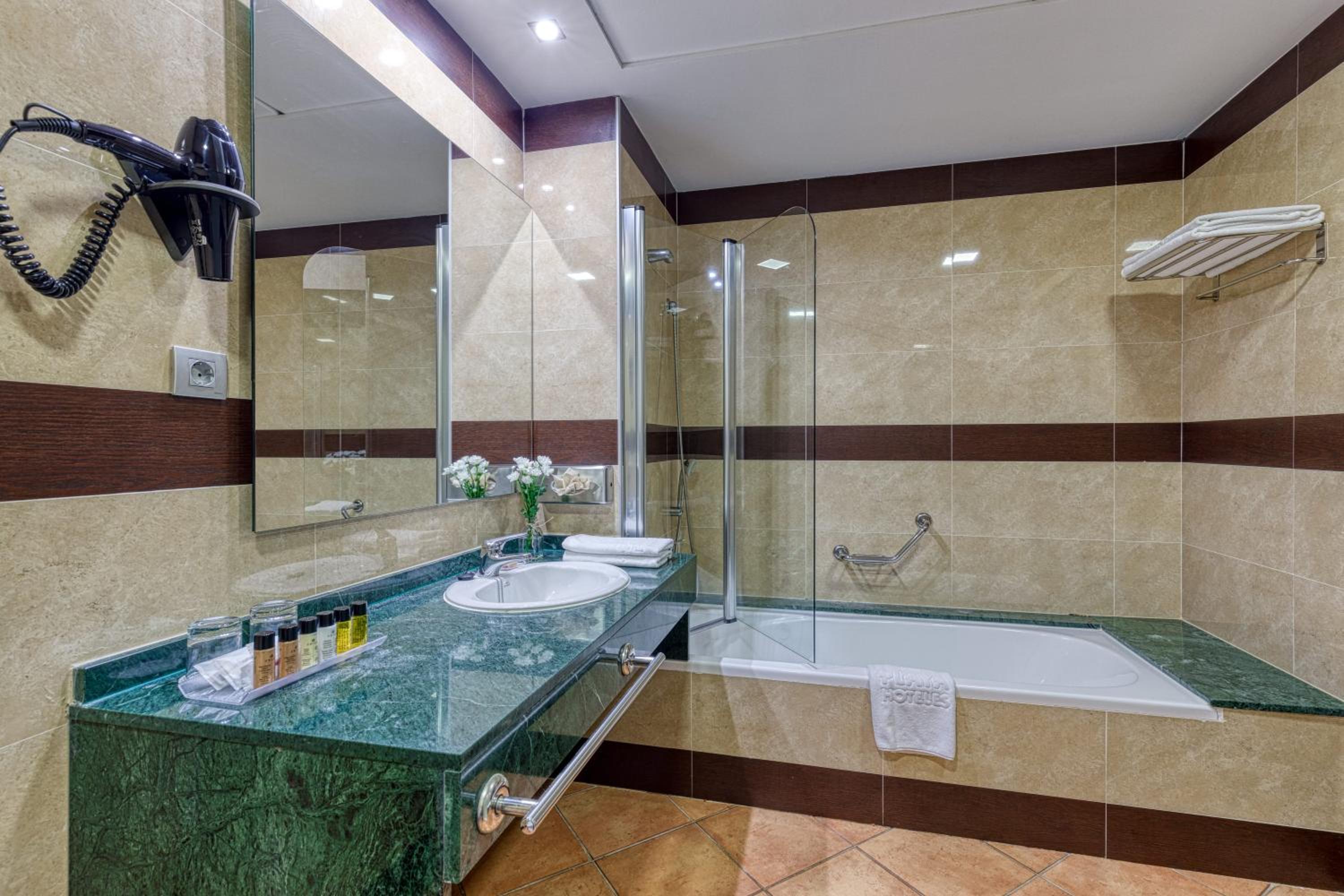Superior Twin Room with Garden View - Photo 6