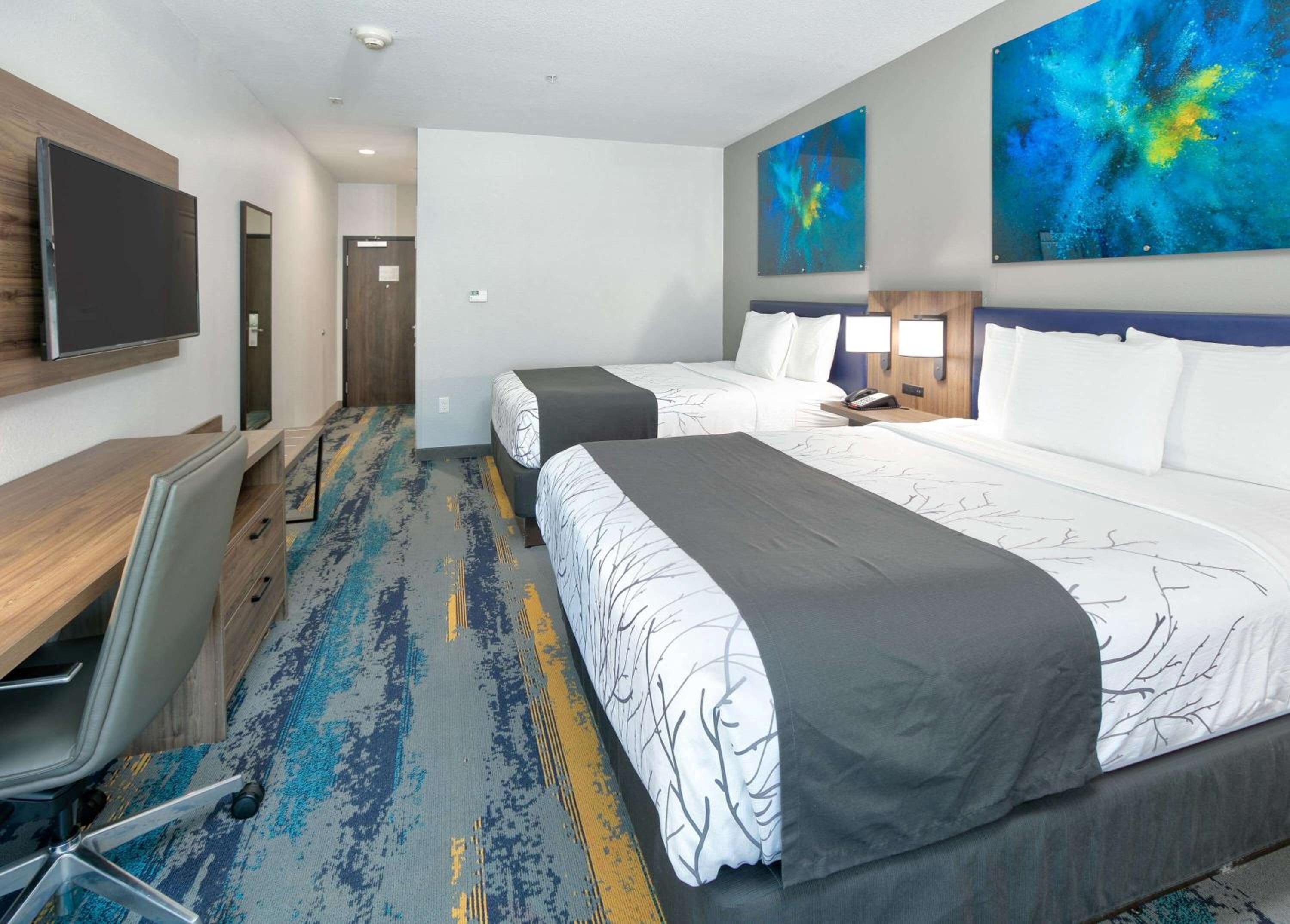Deluxe Queen Room with Two Queen Beds - Non-Smoking - Photo 2