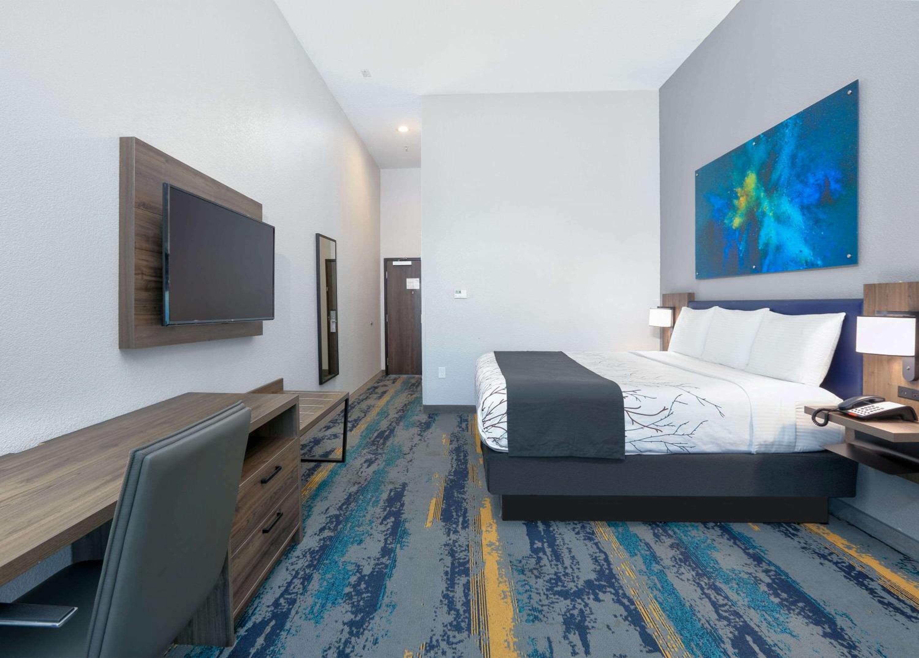 Deluxe King Room - Non-Smoking - Photo 3