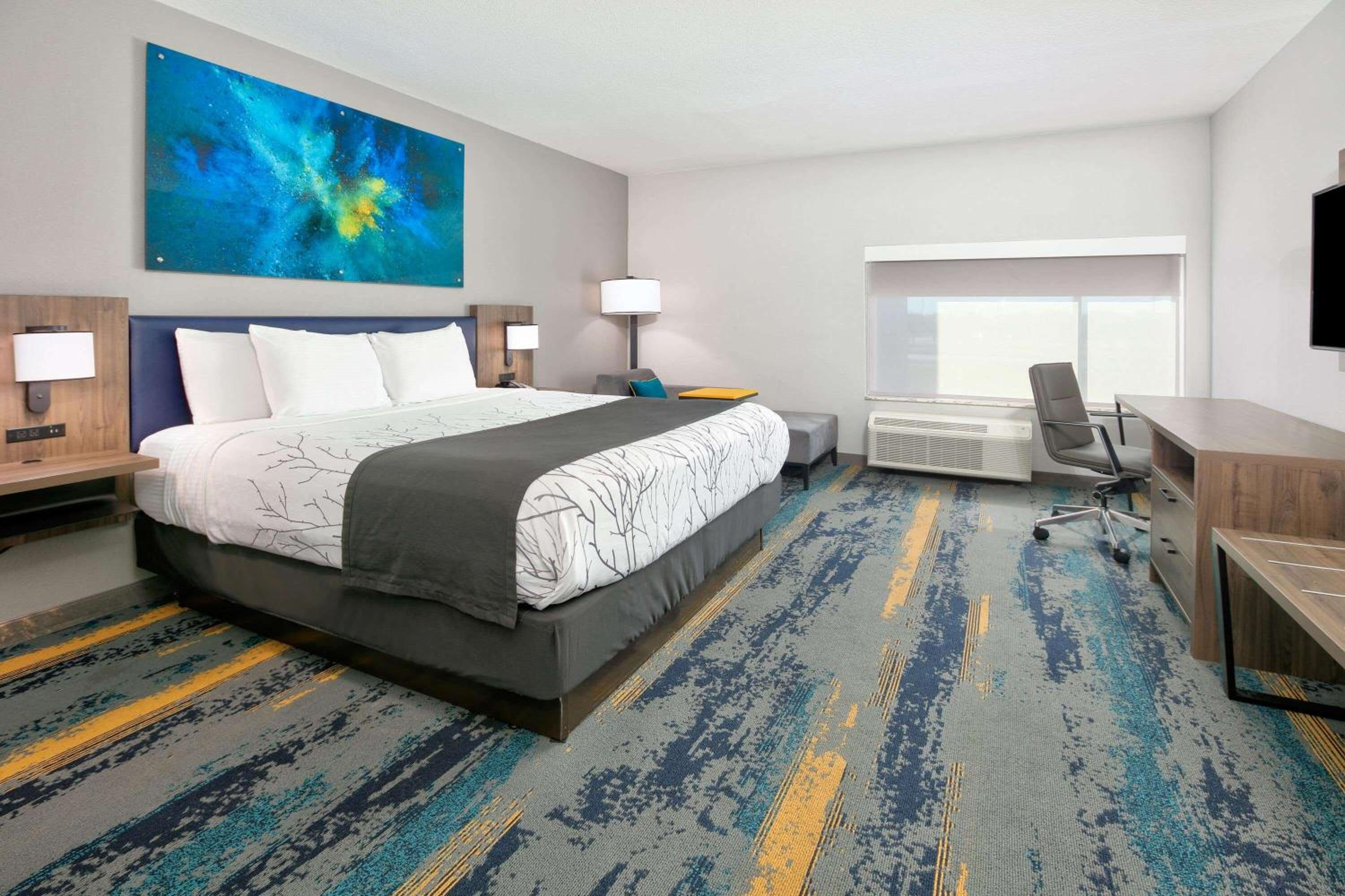 Premier King Room - Non-Smoking - Photo 4