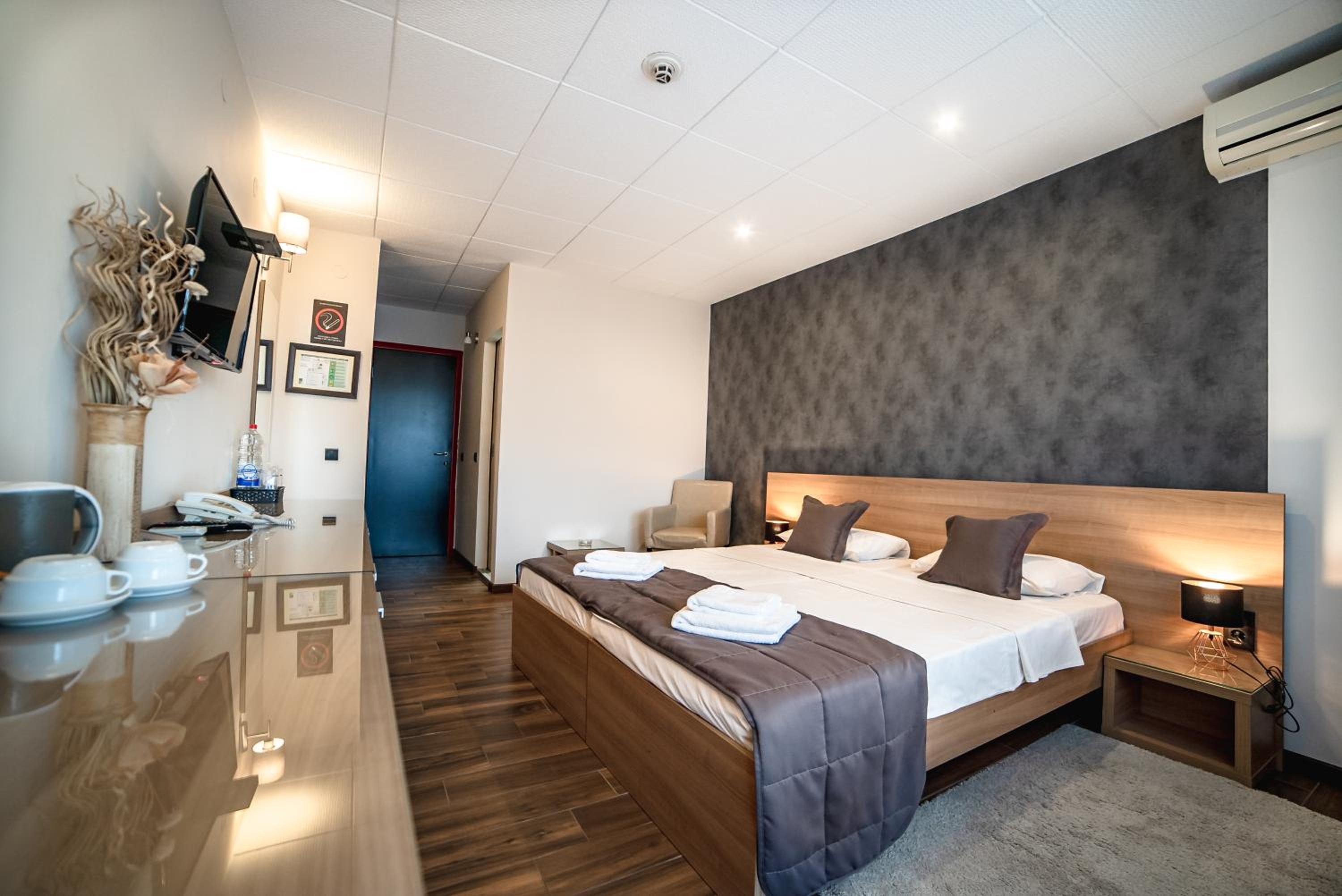 Double/Twin Room - Photo 2