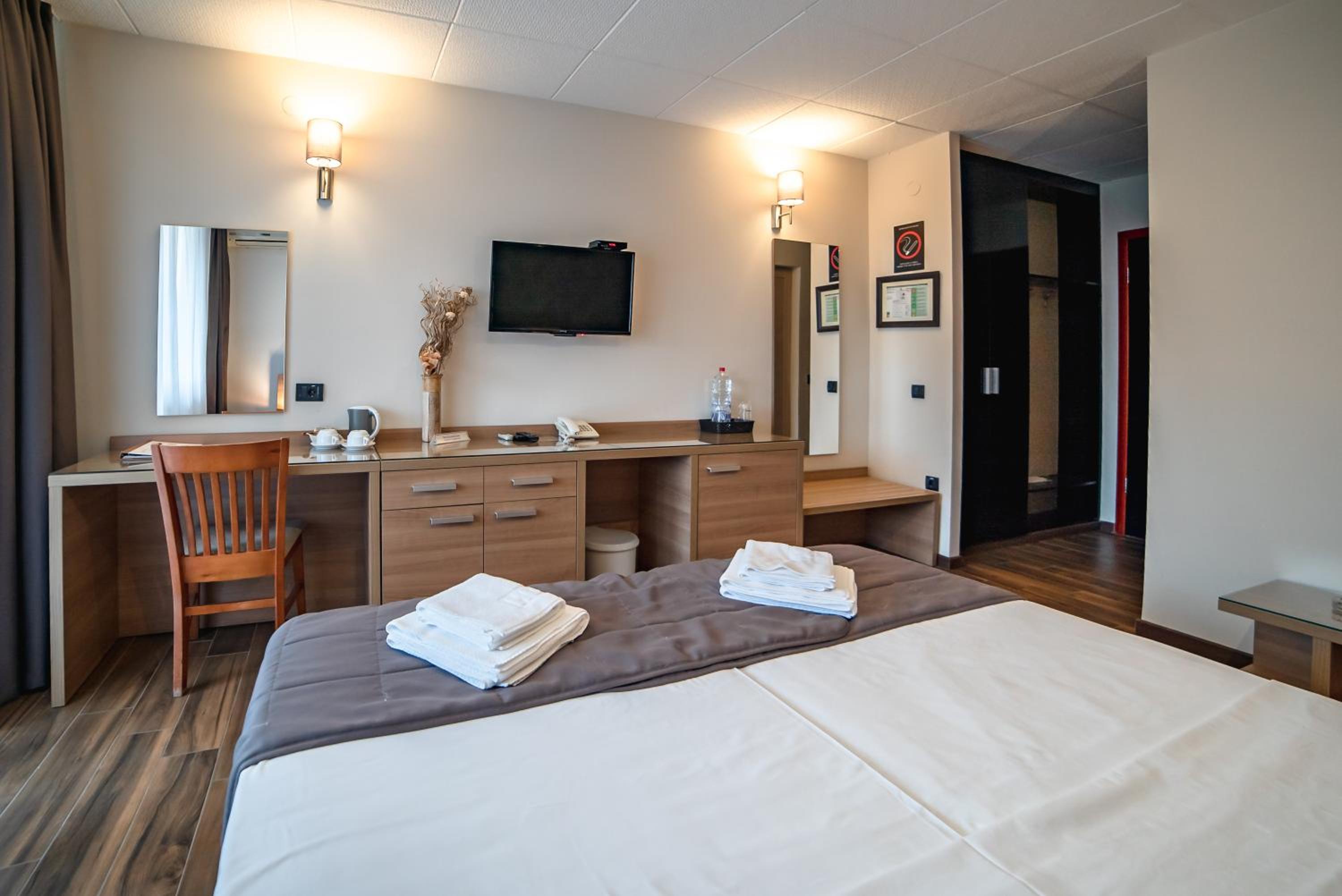 Double/Twin Room - Photo 3