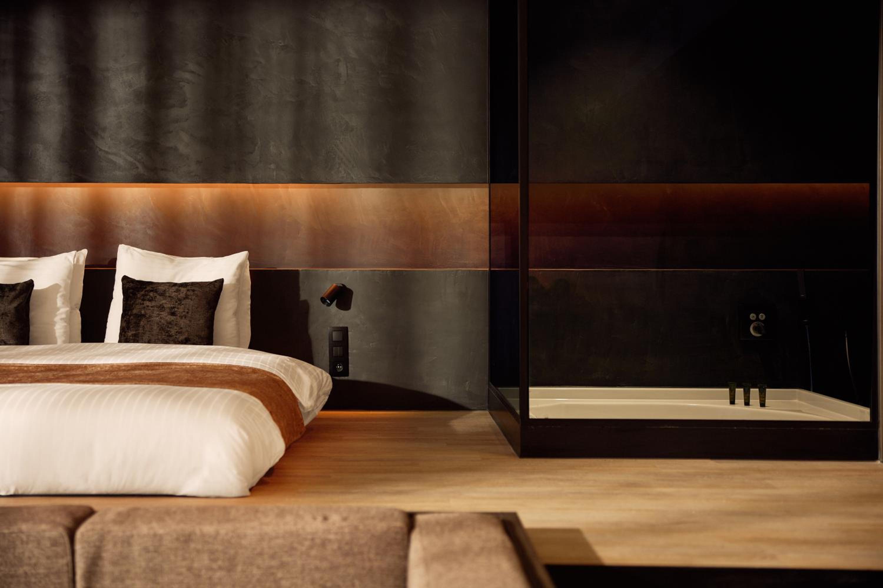 Deluxe Suite with Spa Bath