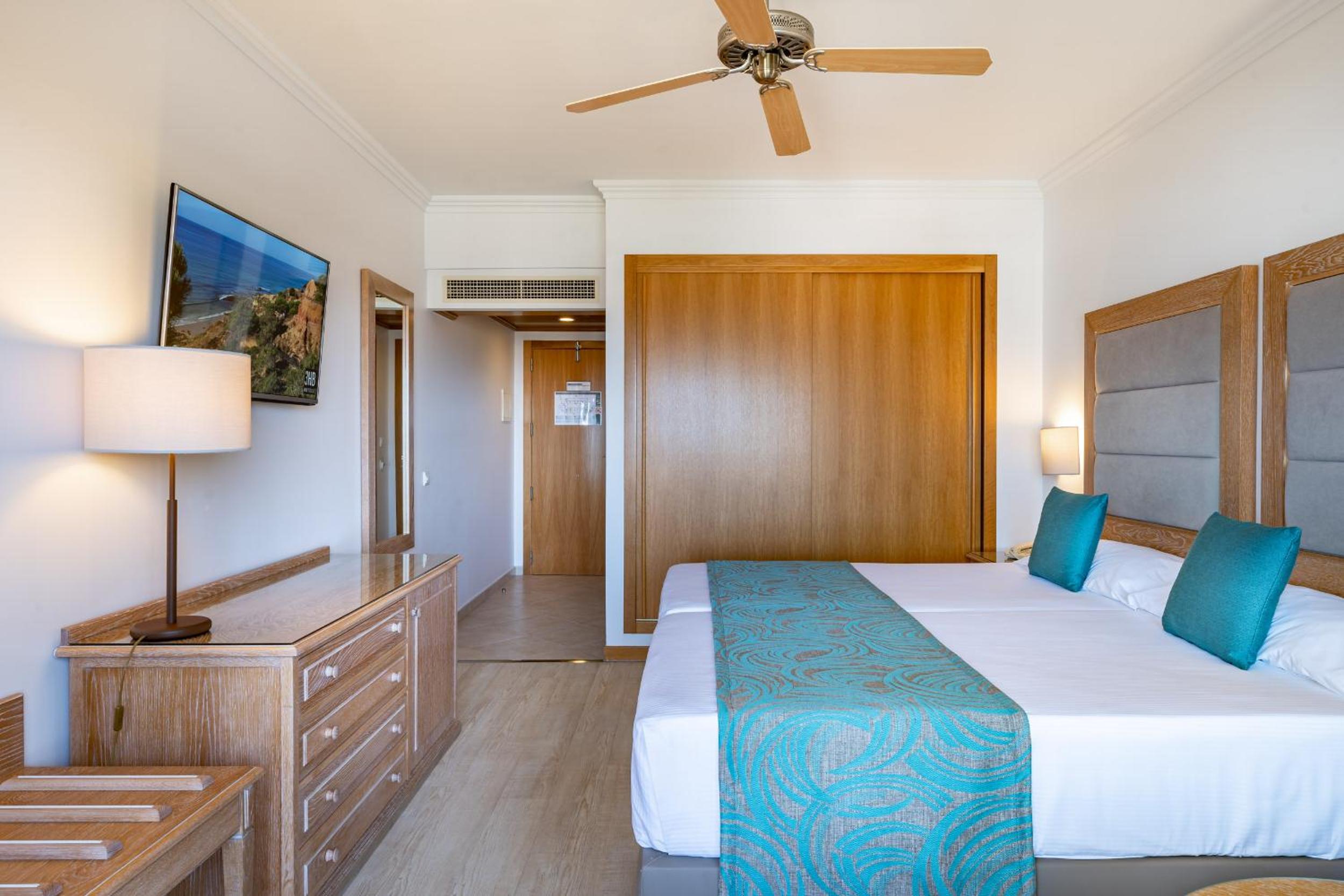 Standard Twin Room with Pool View - Photo 3