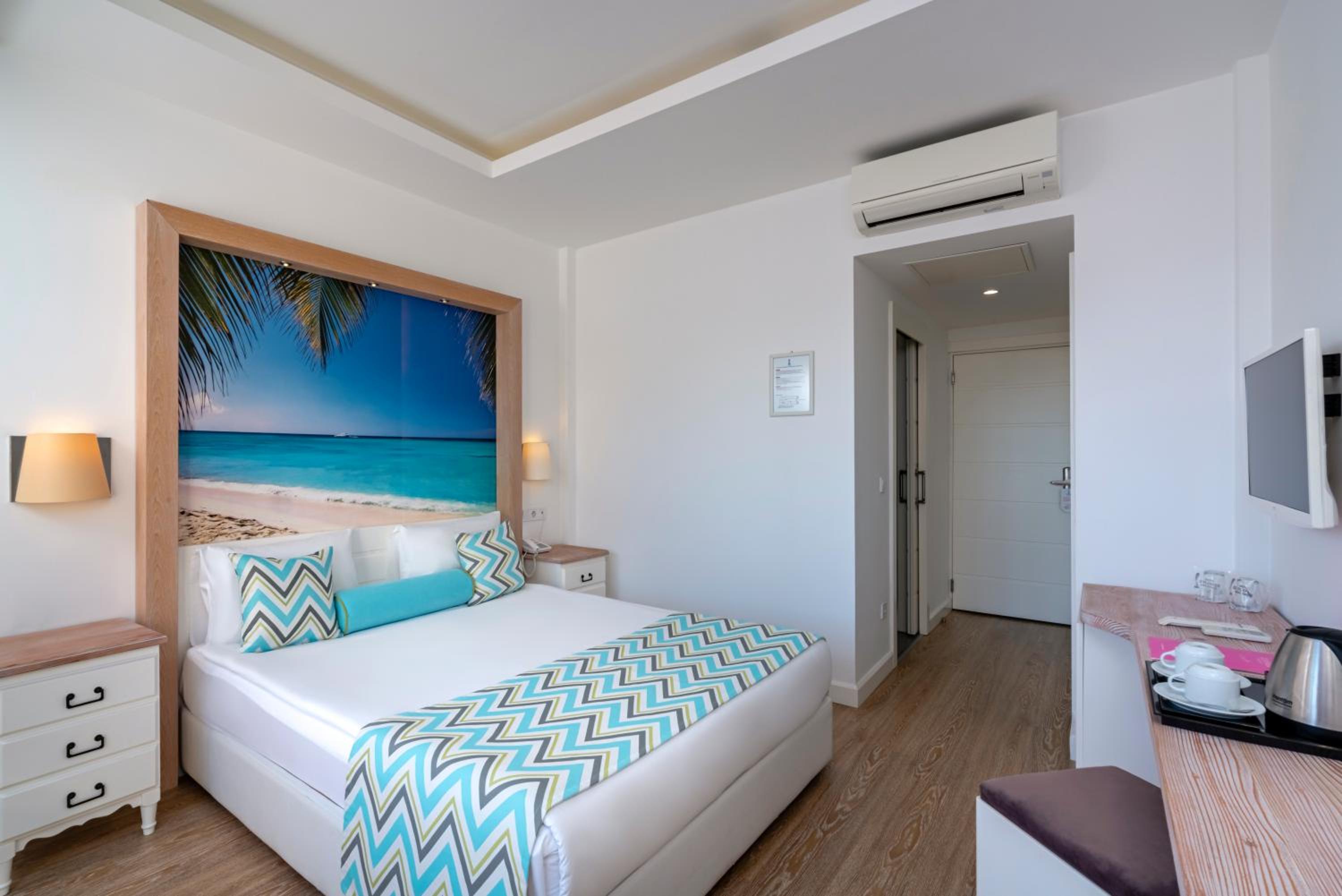 Double Room with Balcony (2 Adults + 1 Child) photo 3